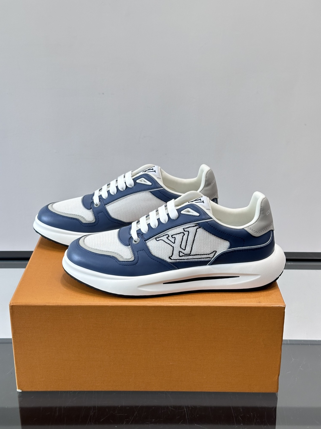 ​​👟LV男士休闲😎运动鞋，简约时尚，优质牛皮+网布拼接，透气又耐穿！鞋侧LV标志超有辨识度，厚底设计穿