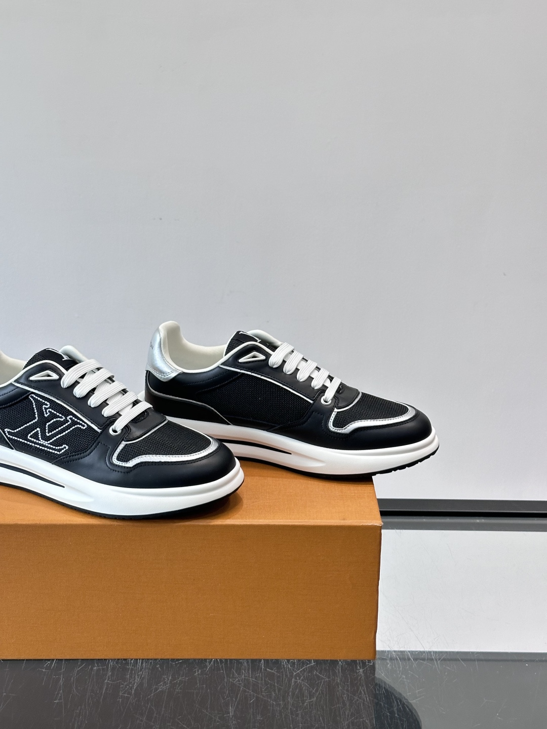 ​​👟LV男士休闲😎运动鞋，简约时尚，优质牛皮+网布拼接，透气又耐穿！鞋侧LV标志超有辨识度，厚底设计穿