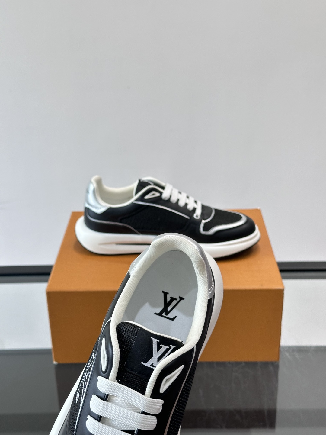 ​​👟LV男士休闲😎运动鞋，简约时尚，优质牛皮+网布拼接，透气又耐穿！鞋侧LV标志超有辨识度，厚底设计穿