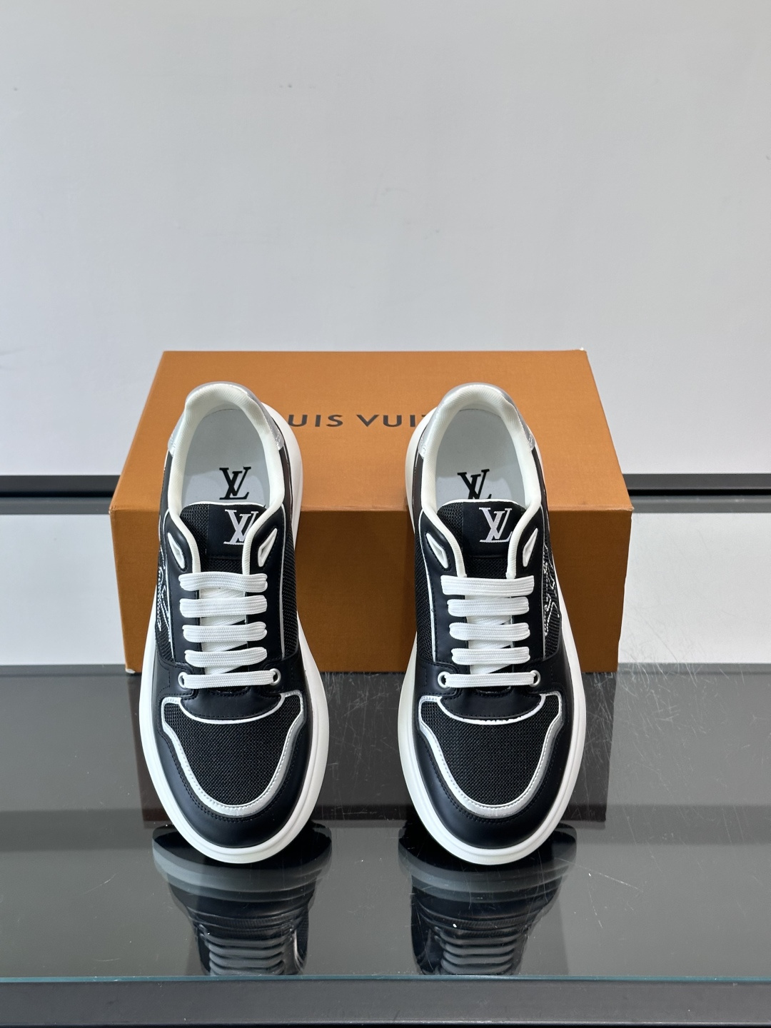 ​​👟LV男士休闲😎运动鞋，简约时尚，优质牛皮+网布拼接，透气又耐穿！鞋侧LV标志超有辨识度，厚底设计穿