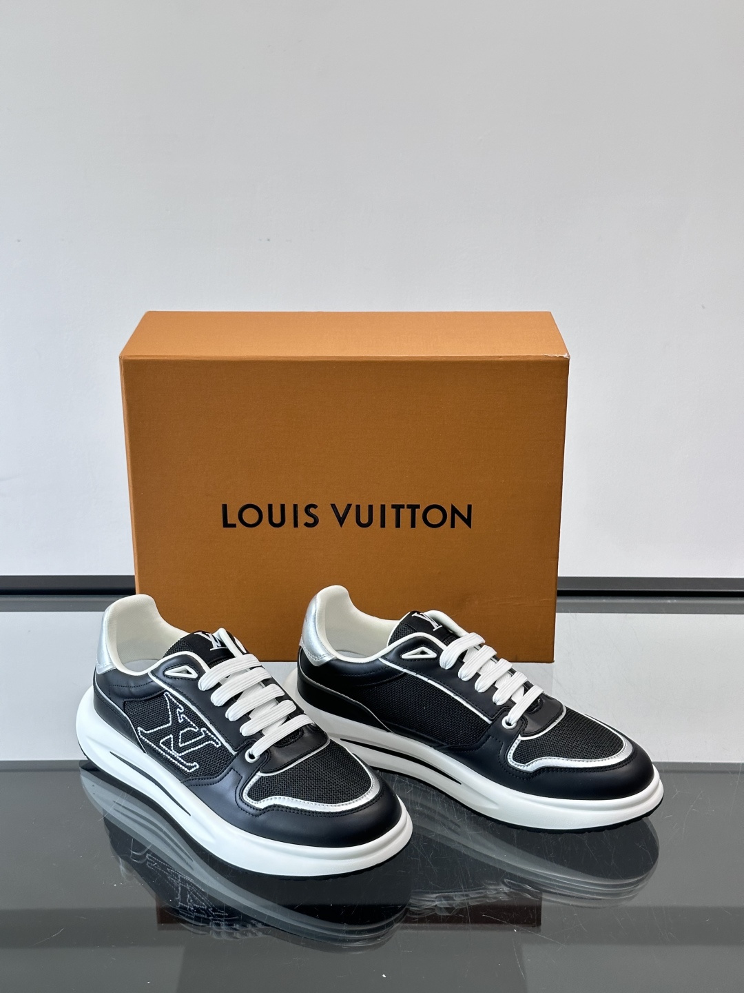 ​​👟LV男士休闲😎运动鞋，简约时尚，优质牛皮+网布拼接，透气又耐穿！鞋侧LV标志超有辨识度，厚底设计穿