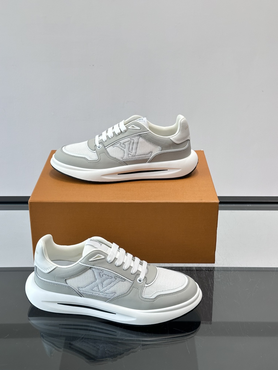 ​​👟LV男士休闲😎运动鞋，简约时尚，优质牛皮+网布拼接，透气又耐穿！鞋侧LV标志超有辨识度，厚底设计穿