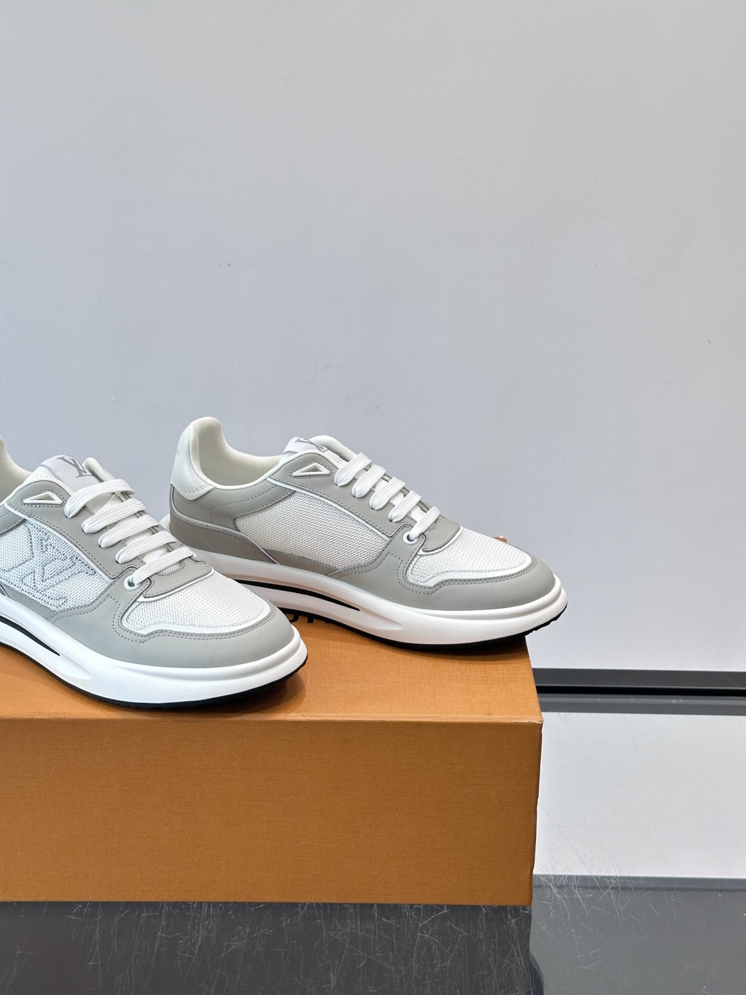 ​​👟LV男士休闲😎运动鞋，简约时尚，优质牛皮+网布拼接，透气又耐穿！鞋侧LV标志超有辨识度，厚底设计穿