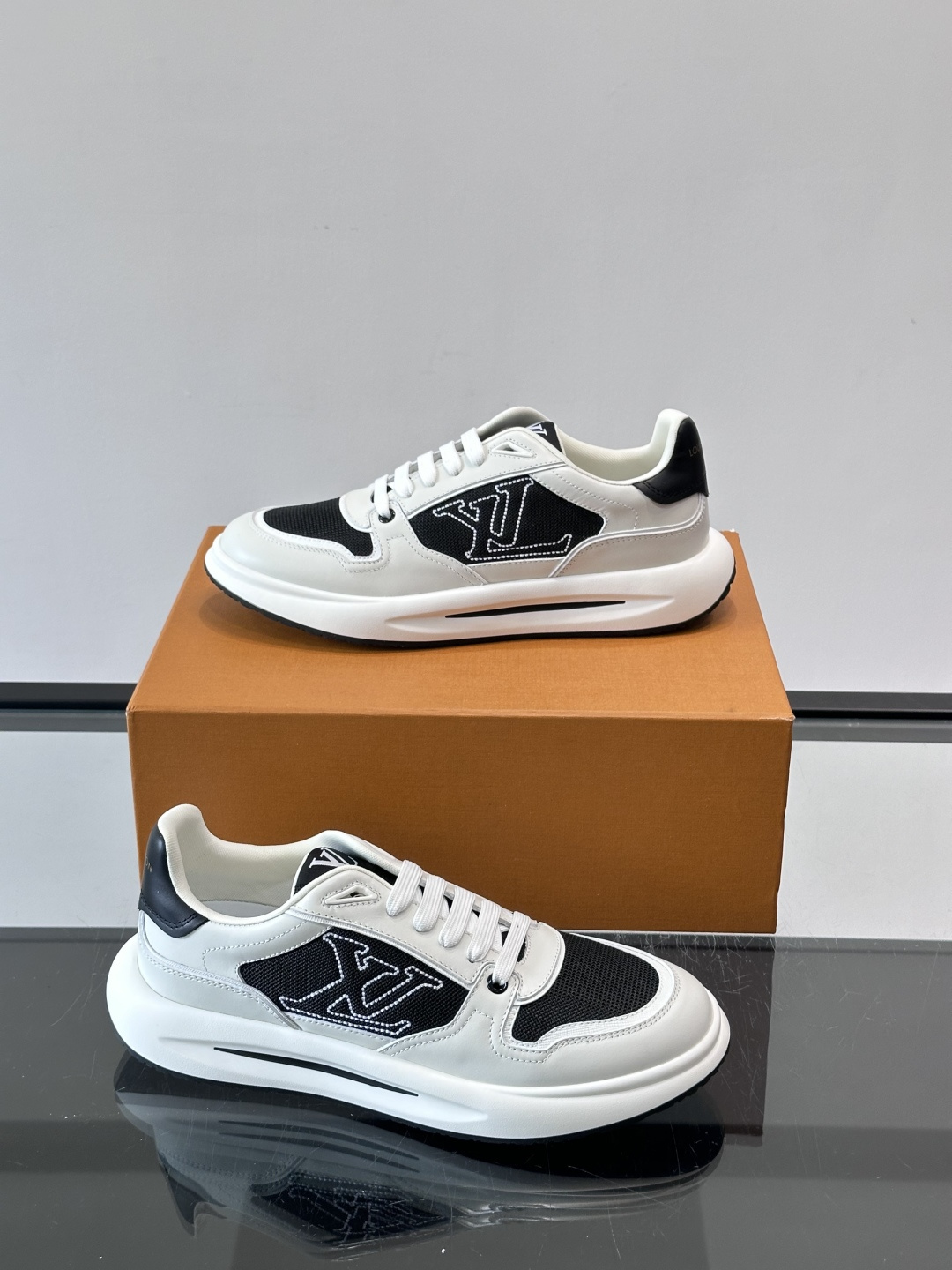 ​​👟LV男士休闲😎运动鞋，简约时尚，优质牛皮+网布拼接，透气又耐穿！鞋侧LV标志超有辨识度，厚底设计穿