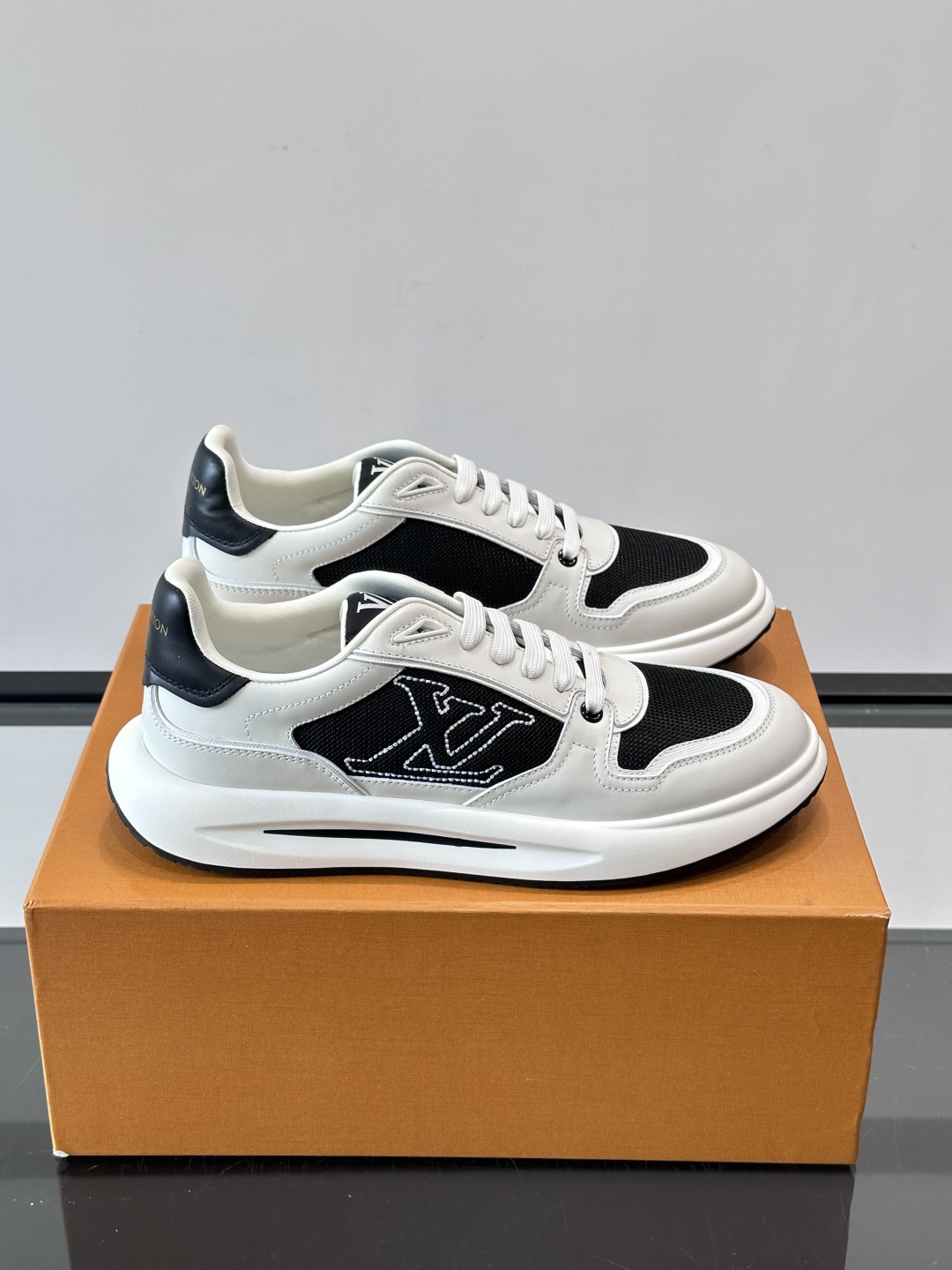 ​​👟LV男士休闲😎运动鞋，简约时尚，优质牛皮+网布拼接，透气又耐穿！鞋侧LV标志超有辨识度，厚底设计穿