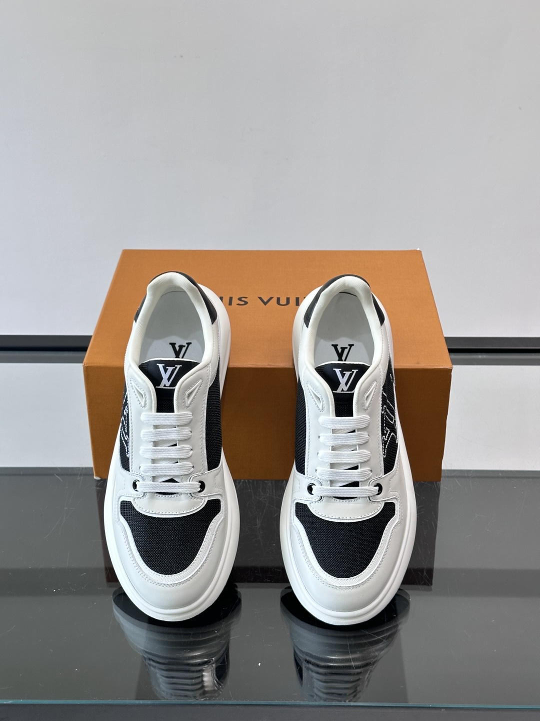 ​​👟LV男士休闲😎运动鞋，简约时尚，优质牛皮+网布拼接，透气又耐穿！鞋侧LV标志超有辨识度，厚底设计穿