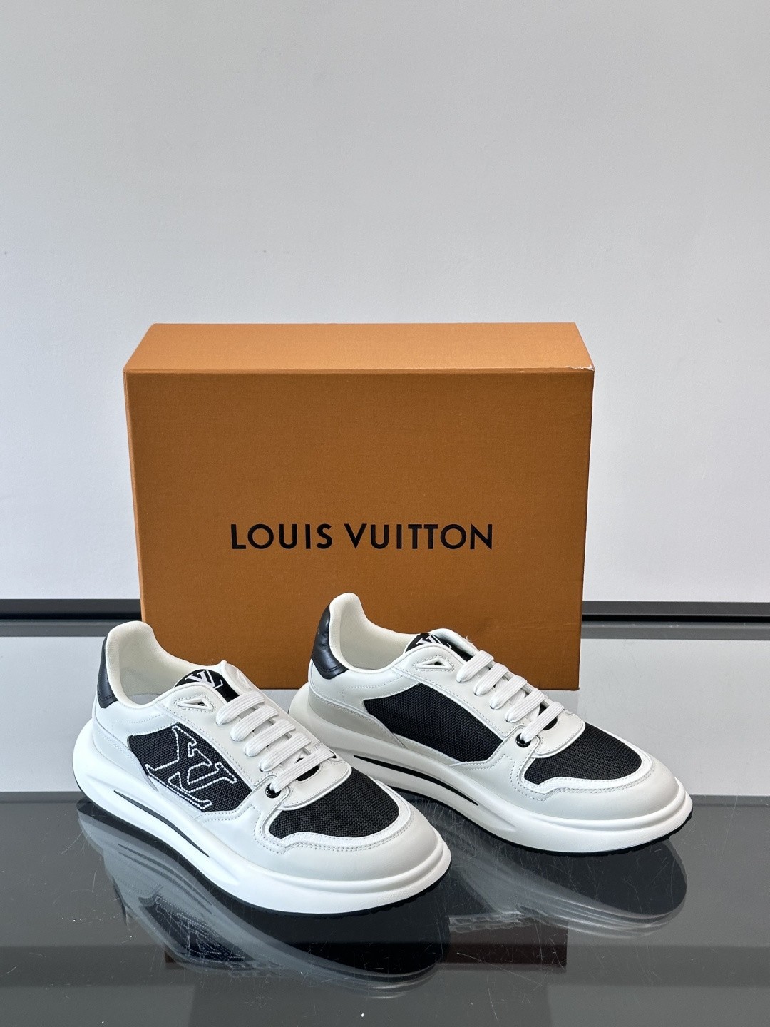 ​​👟LV男士休闲😎运动鞋，简约时尚，优质牛皮+网布拼接，透气又耐穿！鞋侧LV标志超有辨识度，厚底设计穿