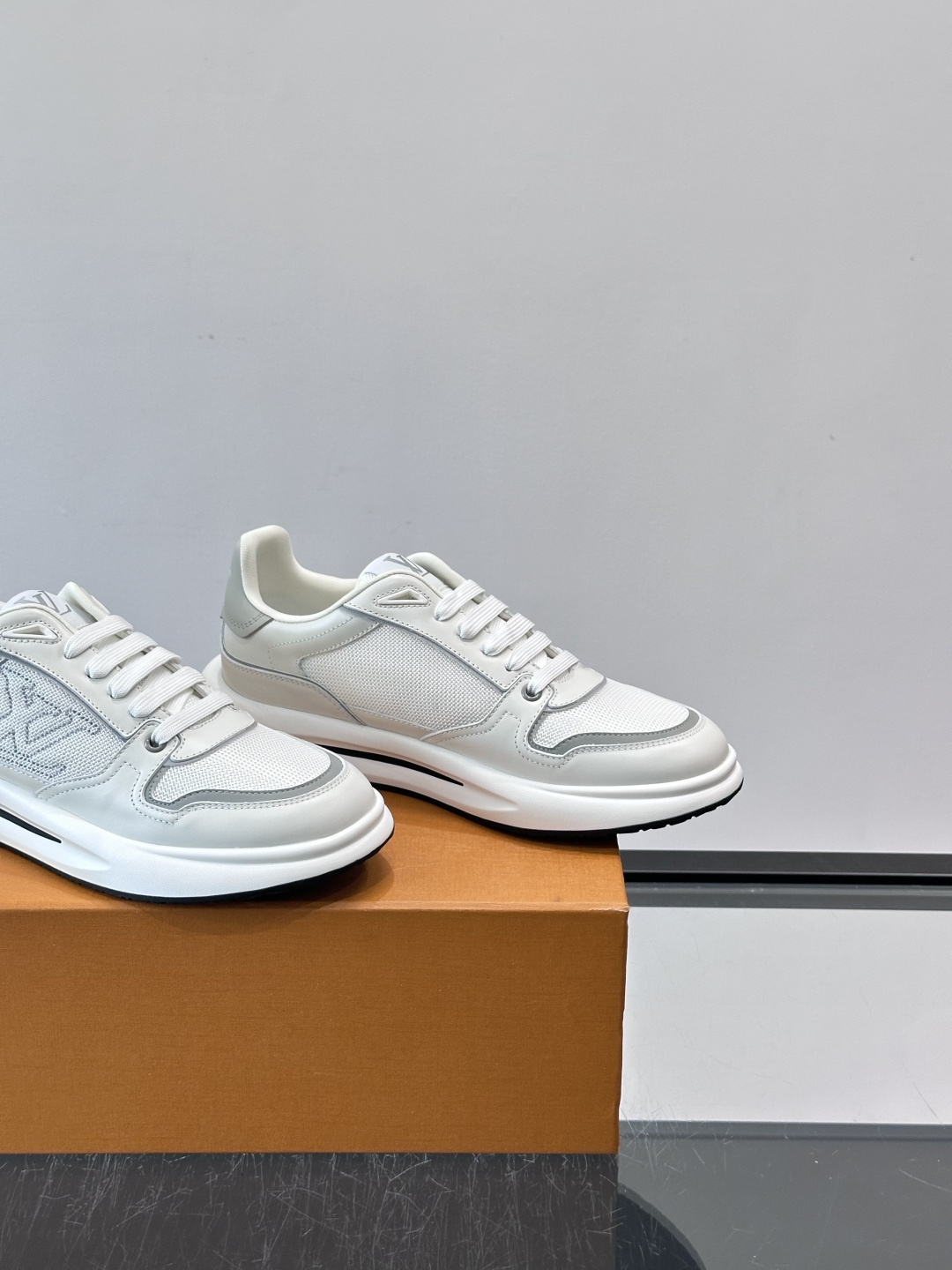 ​​👟LV男士休闲😎运动鞋，简约时尚，优质牛皮+网布拼接，透气又耐穿！鞋侧LV标志超有辨识度，厚底设计穿