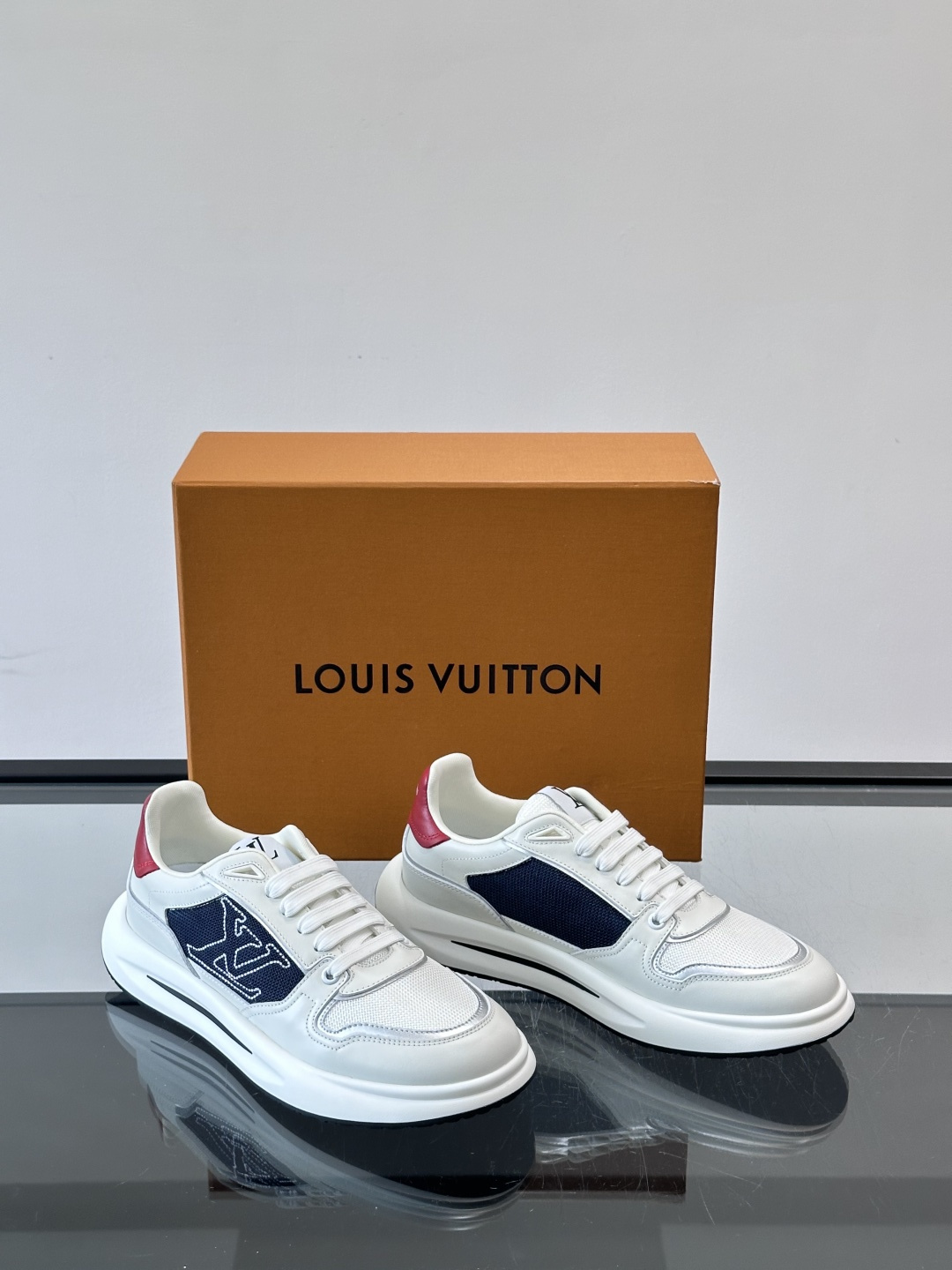 ​​👟LV男士休闲😎运动鞋，简约时尚，优质牛皮+网布拼接，透气又耐穿！鞋侧LV标志超有辨识度，厚底设计穿