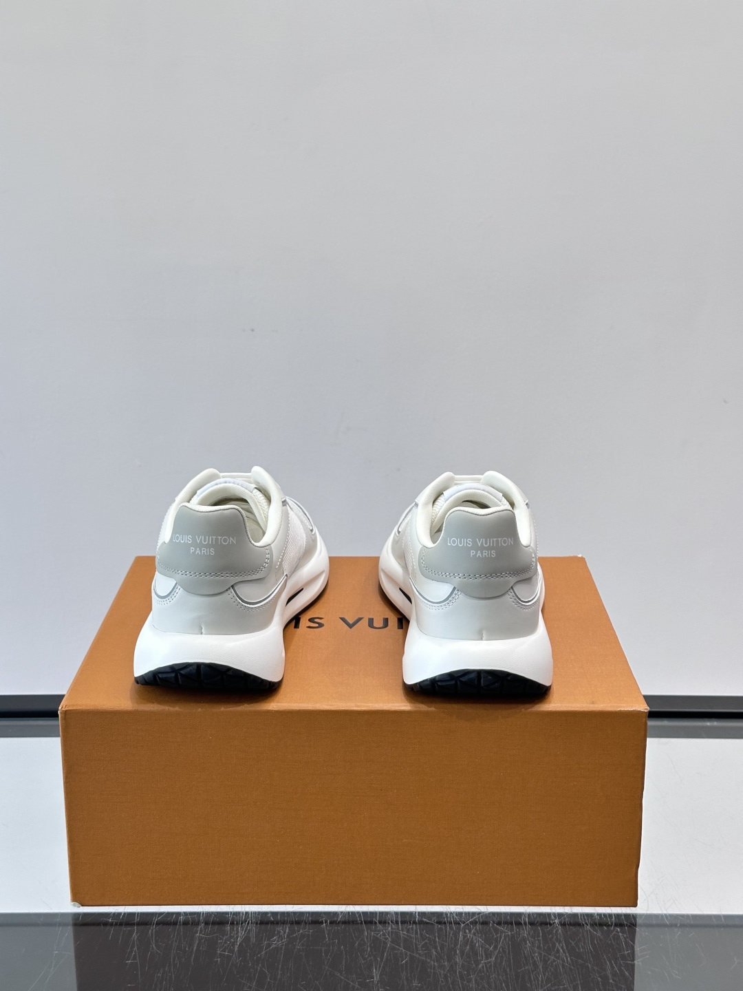 ​​👟LV男士休闲😎运动鞋，简约时尚，优质牛皮+网布拼接，透气又耐穿！鞋侧LV标志超有辨识度，厚底设计穿