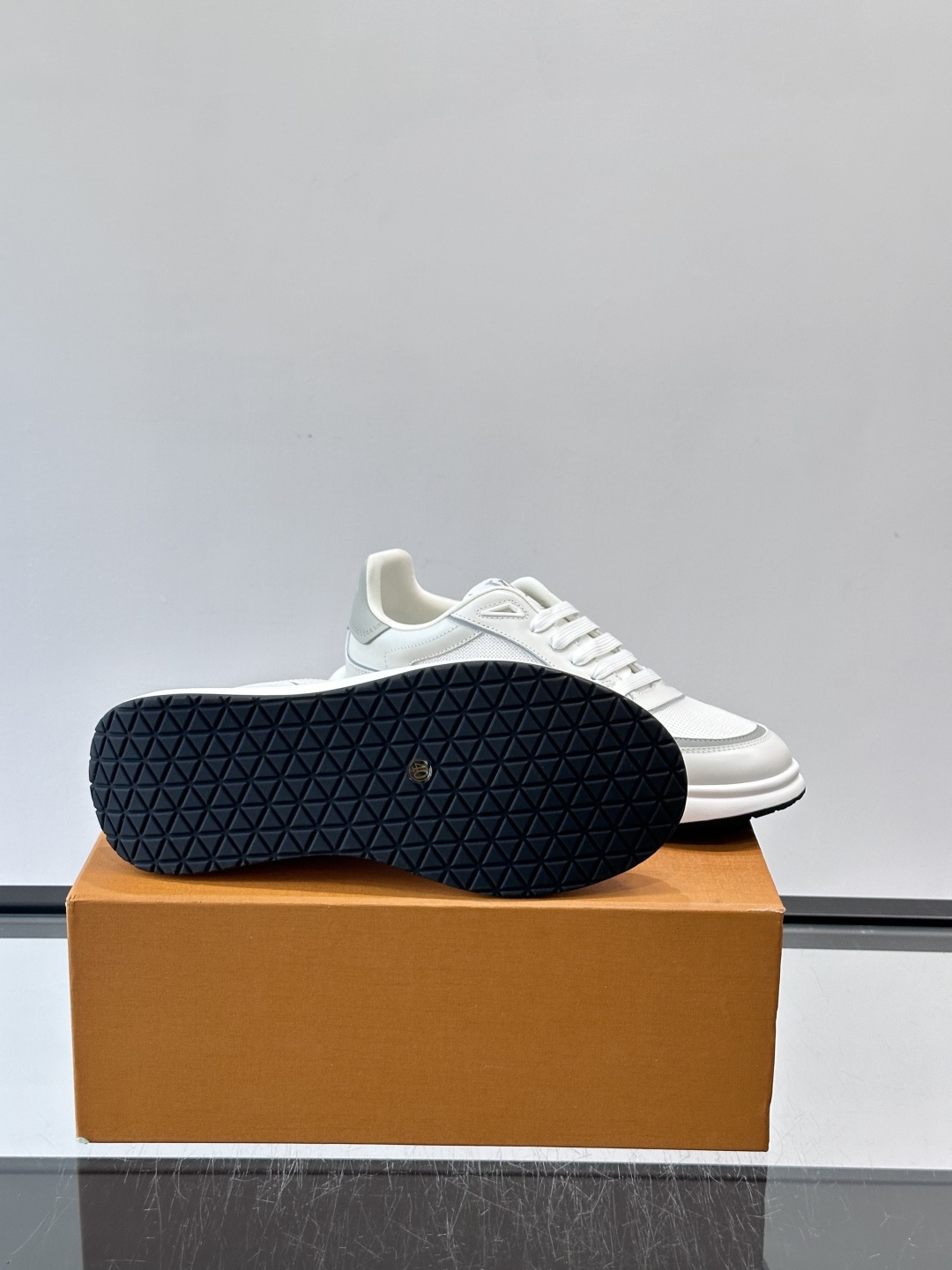 ​​👟LV男士休闲😎运动鞋，简约时尚，优质牛皮+网布拼接，透气又耐穿！鞋侧LV标志超有辨识度，厚底设计穿
