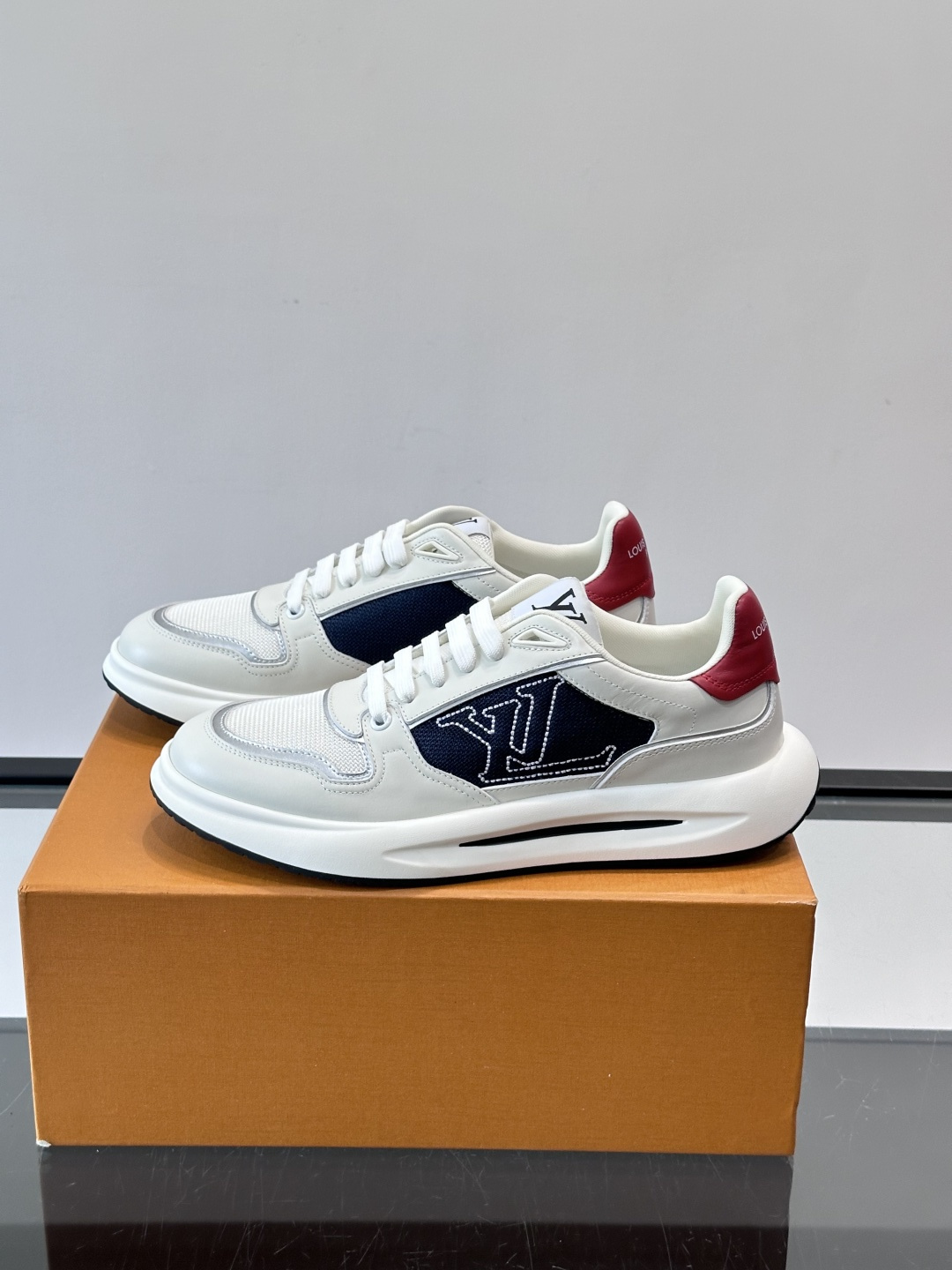 ​​👟LV男士休闲😎运动鞋，简约时尚，优质牛皮+网布拼接，透气又耐穿！鞋侧LV标志超有辨识度，厚底设计穿