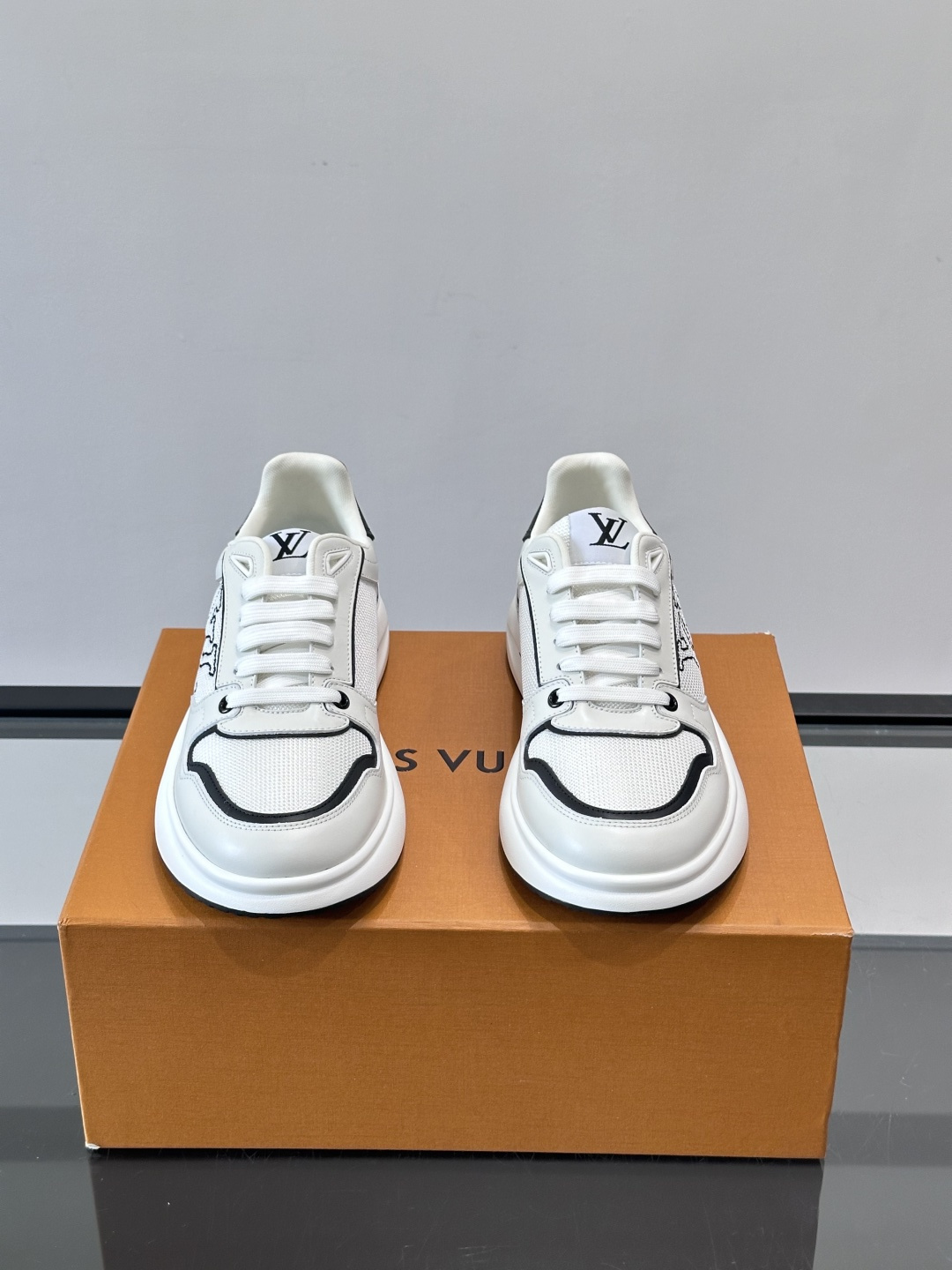 ​​👟LV男士休闲😎运动鞋，简约时尚，优质牛皮+网布拼接，透气又耐穿！鞋侧LV标志超有辨识度，厚底设计穿