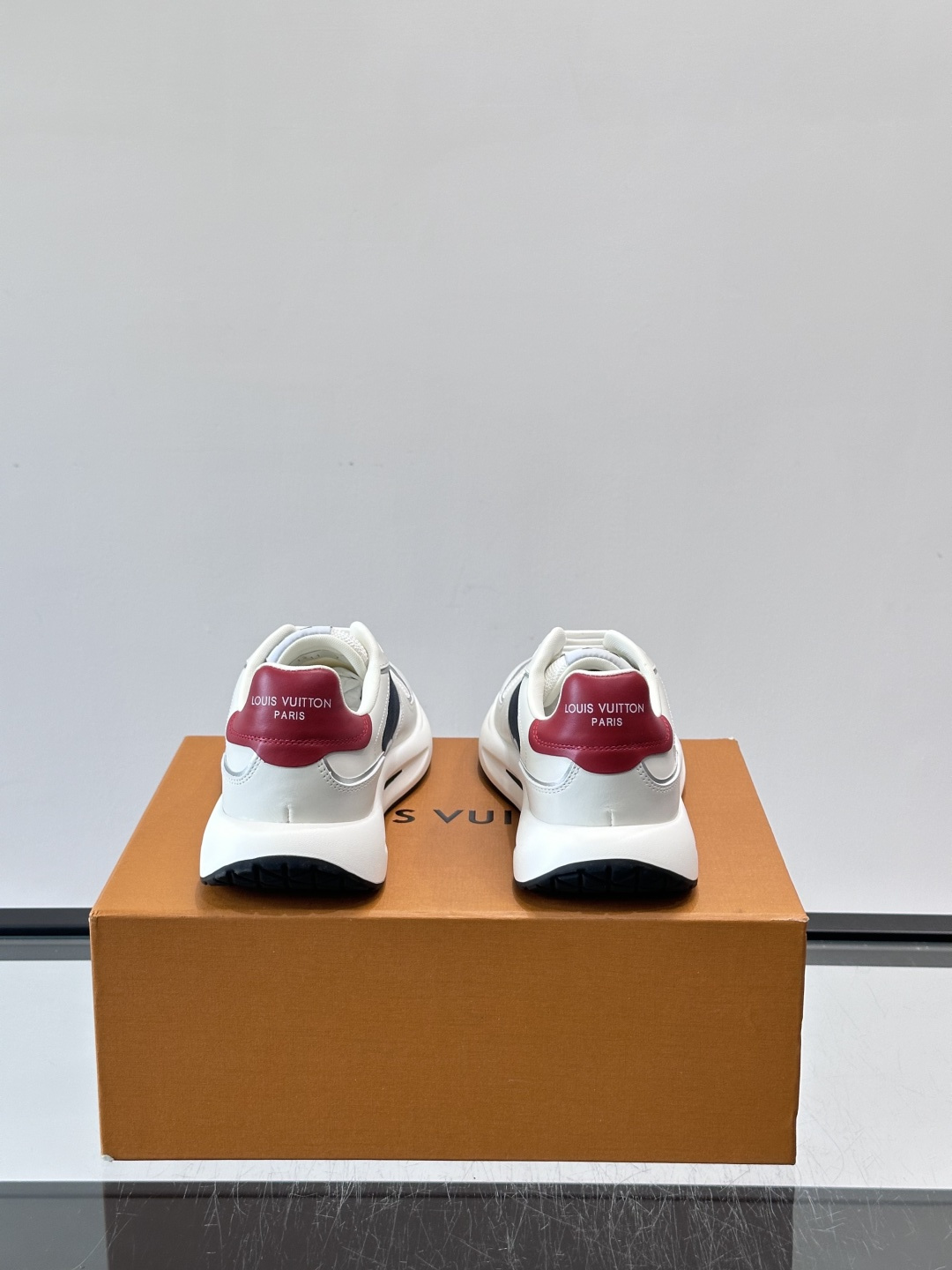 ​​👟LV男士休闲😎运动鞋，简约时尚，优质牛皮+网布拼接，透气又耐穿！鞋侧LV标志超有辨识度，厚底设计穿