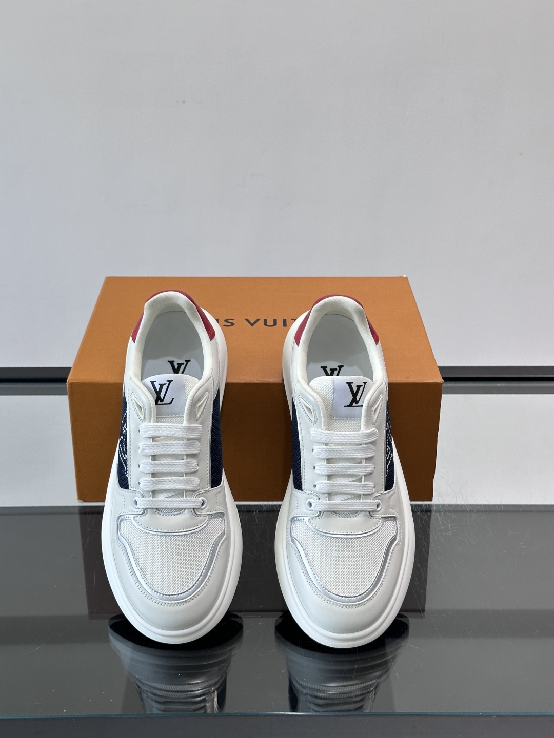 ​​👟LV男士休闲😎运动鞋，简约时尚，优质牛皮+网布拼接，透气又耐穿！鞋侧LV标志超有辨识度，厚底设计穿