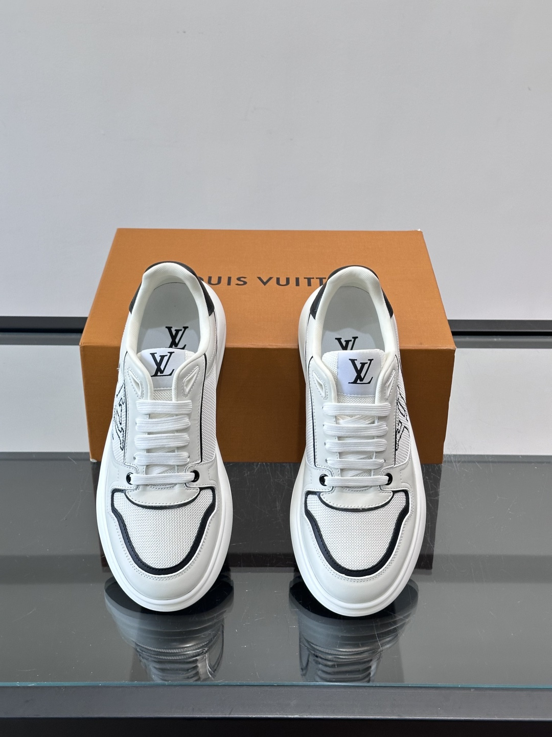 ​​👟LV男士休闲😎运动鞋，简约时尚，优质牛皮+网布拼接，透气又耐穿！鞋侧LV标志超有辨识度，厚底设计穿
