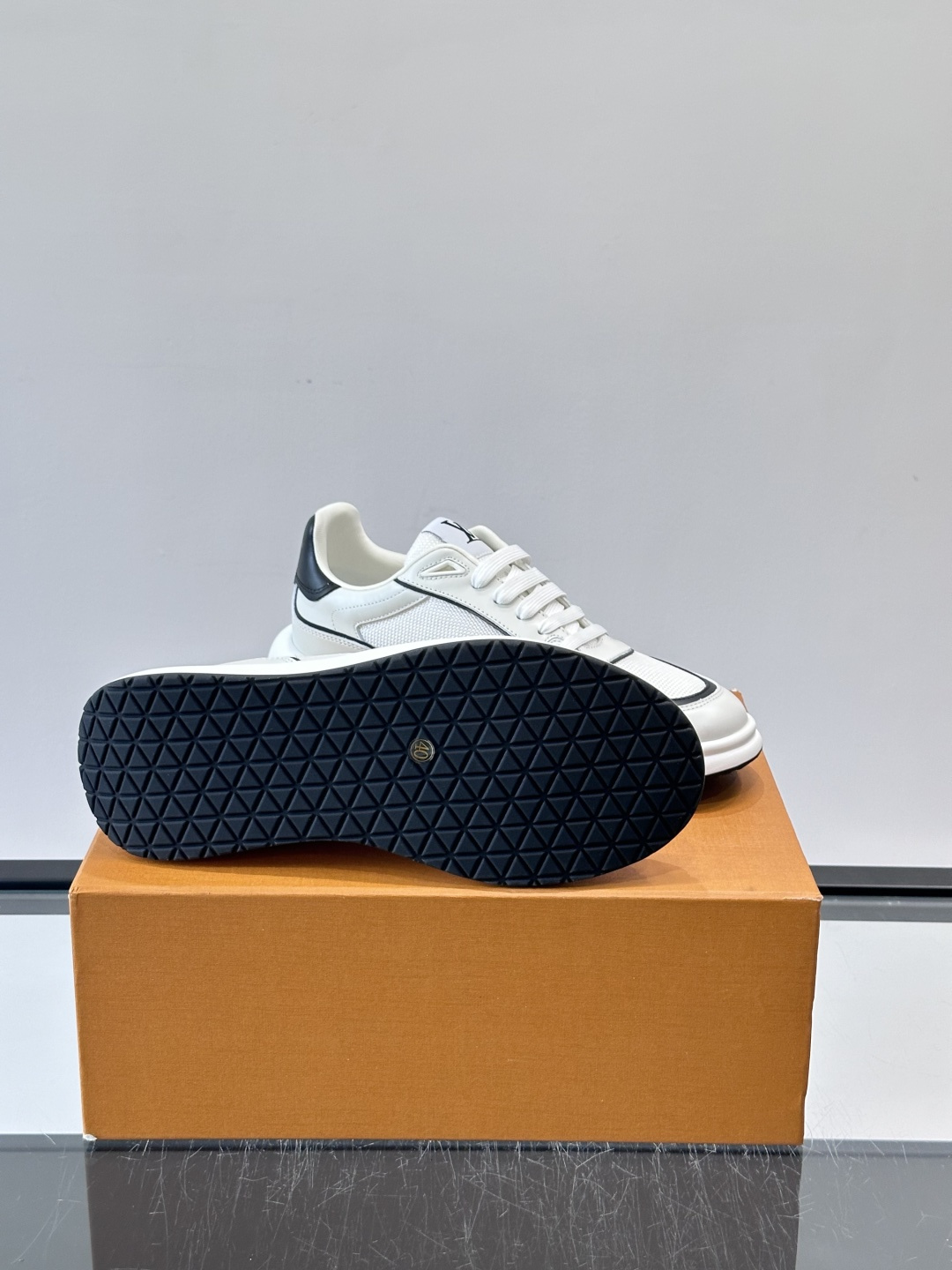 ​​👟LV男士休闲😎运动鞋，简约时尚，优质牛皮+网布拼接，透气又耐穿！鞋侧LV标志超有辨识度，厚底设计穿