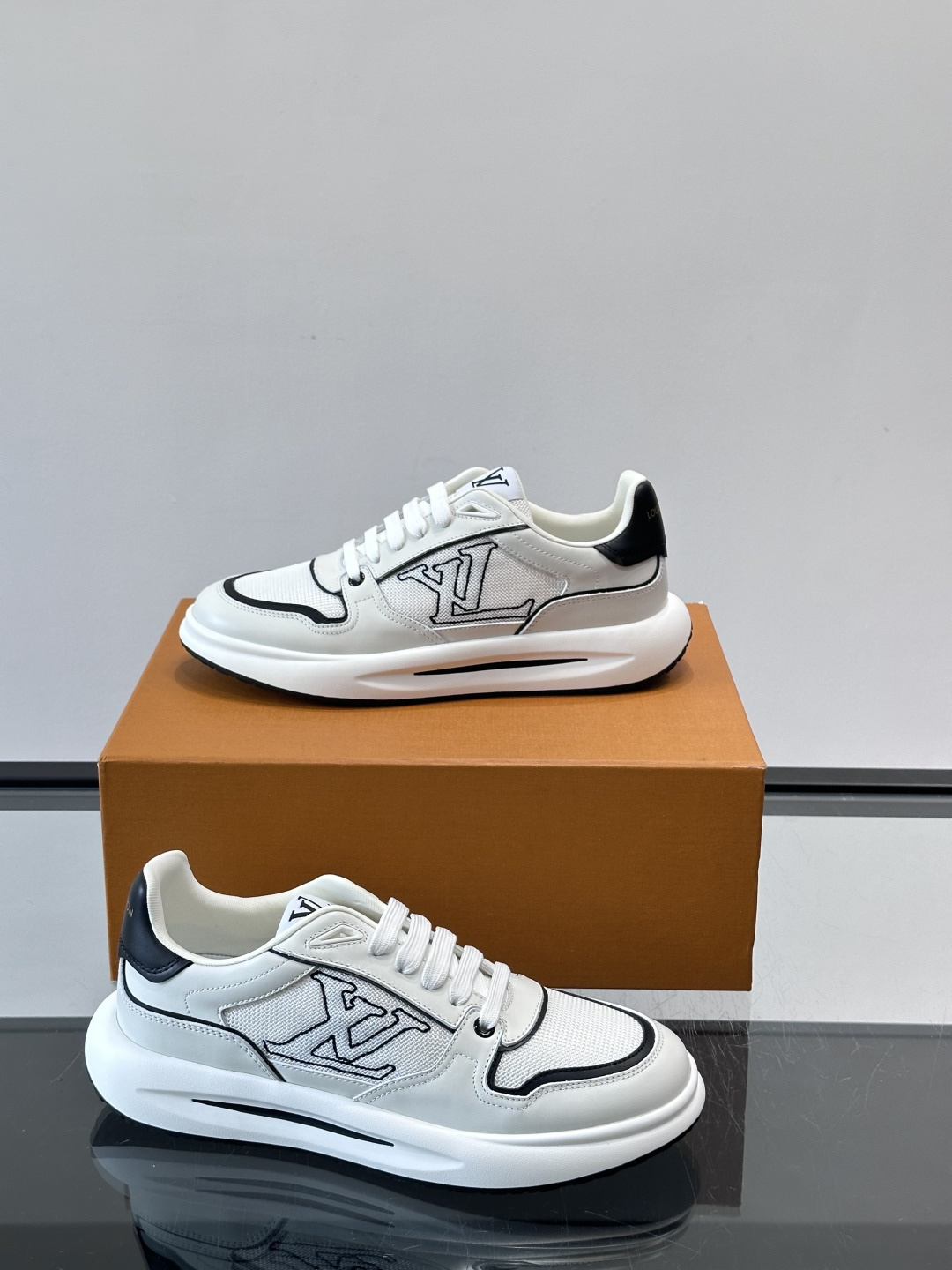 ​​👟LV男士休闲😎运动鞋，简约时尚，优质牛皮+网布拼接，透气又耐穿！鞋侧LV标志超有辨识度，厚底设计穿