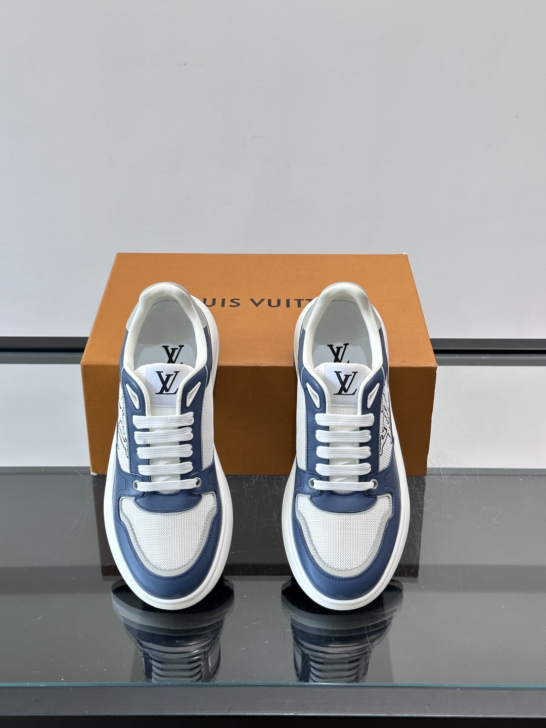 ​​👟LV男士休闲😎运动鞋，简约时尚，优质牛皮+网布拼接，透气又耐穿！鞋侧LV标志超有辨识度，厚底设计穿