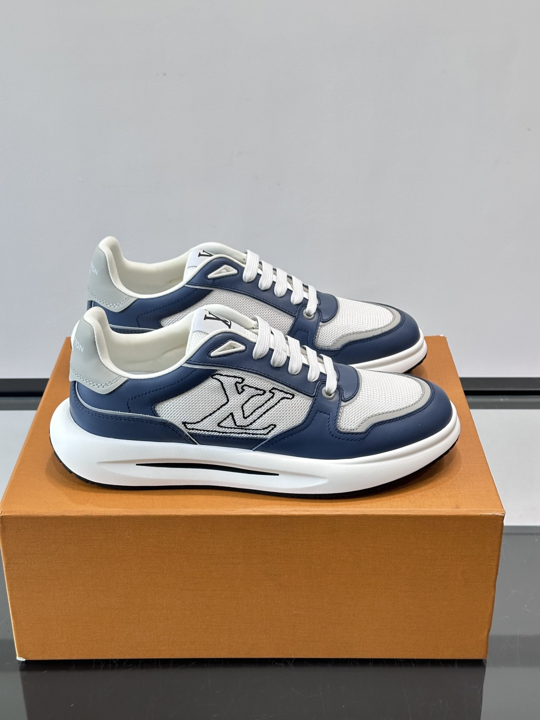 ​​👟LV男士休闲😎运动鞋，简约时尚，优质牛皮+网布拼接，透气又耐穿！鞋侧LV标志超有辨识度，厚底设计穿