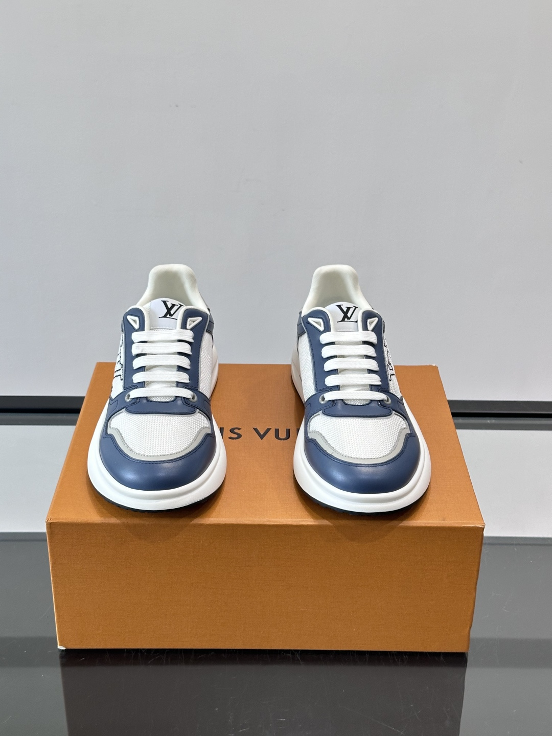 ​​👟LV男士休闲😎运动鞋，简约时尚，优质牛皮+网布拼接，透气又耐穿！鞋侧LV标志超有辨识度，厚底设计穿