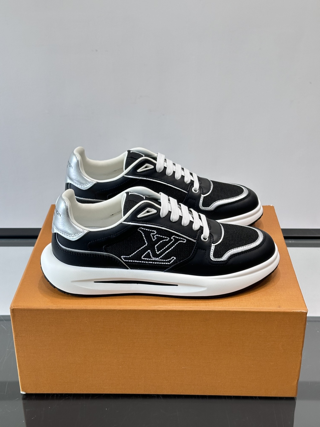 ​​👟LV男士休闲😎运动鞋，简约时尚，优质牛皮+网布拼接，透气又耐穿！鞋侧LV标志超有辨识度，厚底设计穿