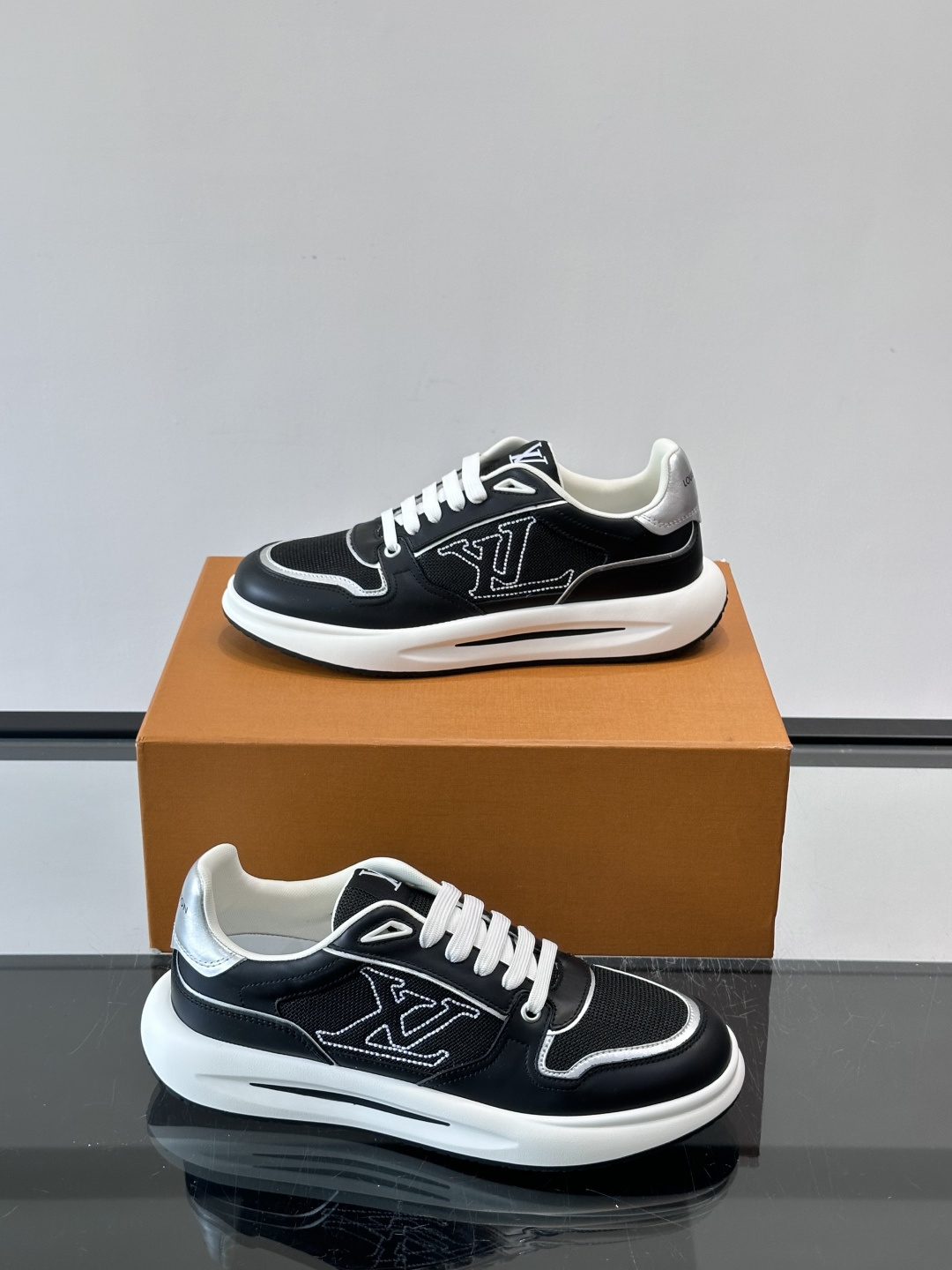 ​​👟LV男士休闲😎运动鞋，简约时尚，优质牛皮+网布拼接，透气又耐穿！鞋侧LV标志超有辨识度，厚底设计穿
