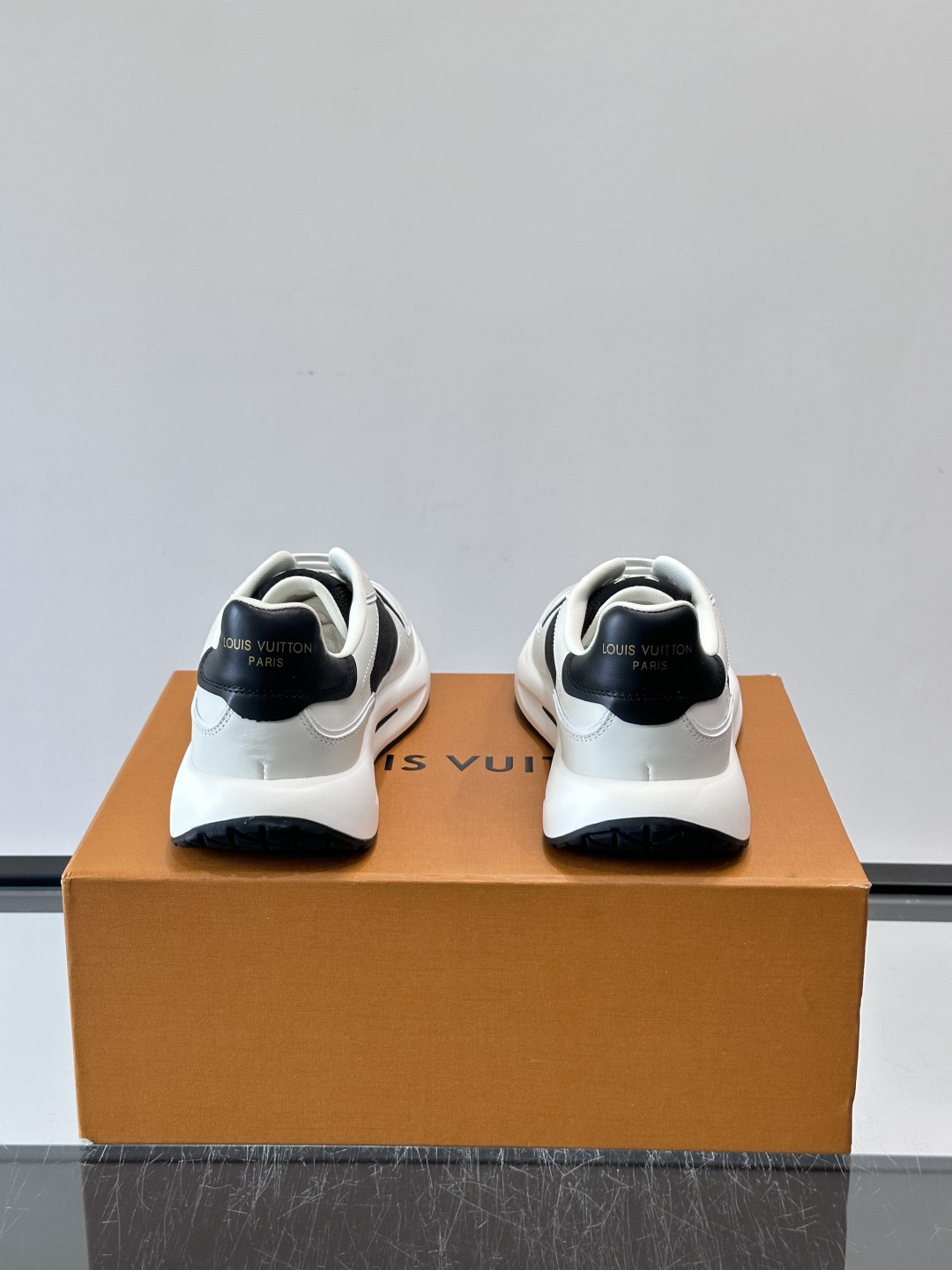 ​​👟LV男士休闲😎运动鞋，简约时尚，优质牛皮+网布拼接，透气又耐穿！鞋侧LV标志超有辨识度，厚底设计穿