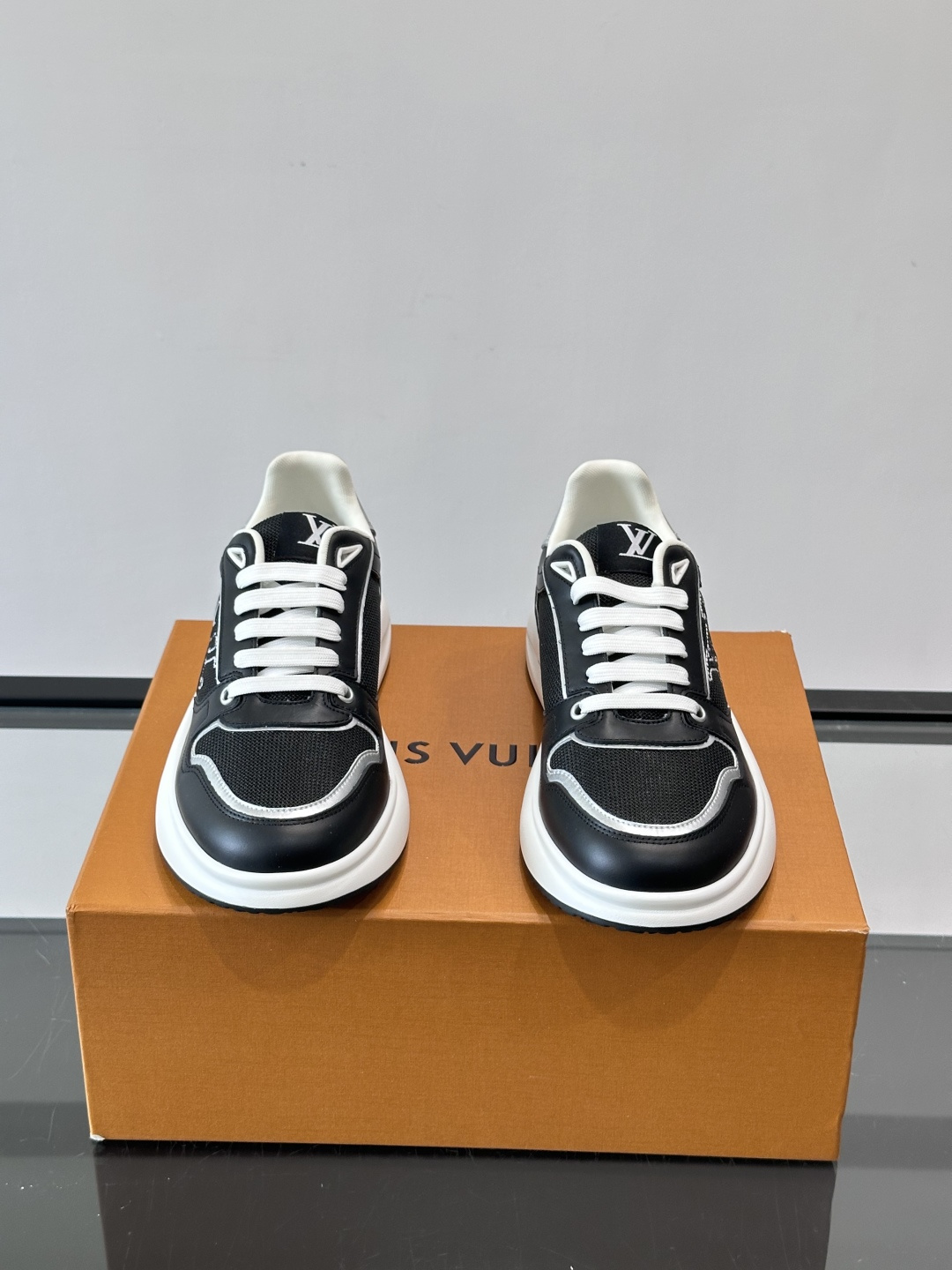​​👟LV男士休闲😎运动鞋，简约时尚，优质牛皮+网布拼接，透气又耐穿！鞋侧LV标志超有辨识度，厚底设计穿