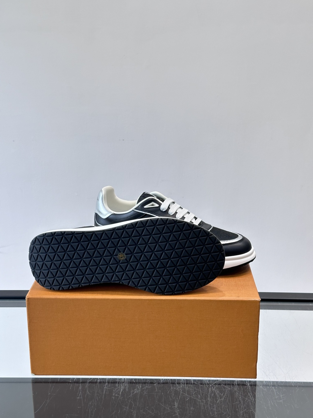 ​​👟LV男士休闲😎运动鞋，简约时尚，优质牛皮+网布拼接，透气又耐穿！鞋侧LV标志超有辨识度，厚底设计穿