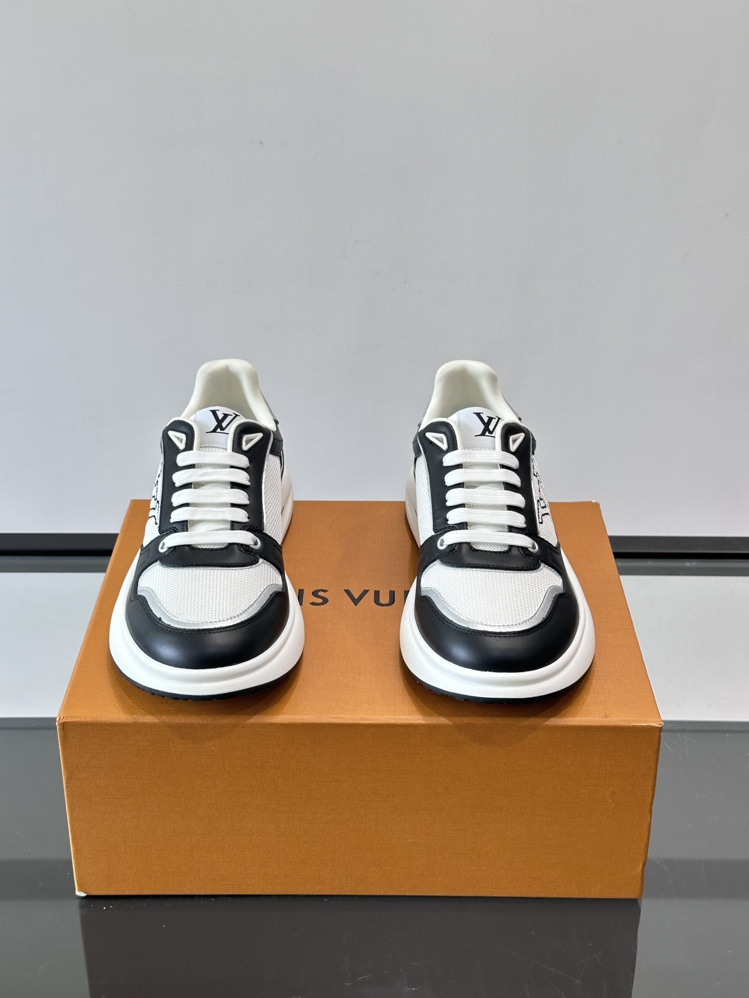 ​​👟LV男士休闲😎运动鞋，简约时尚，优质牛皮+网布拼接，透气又耐穿！鞋侧LV标志超有辨识度，厚底设计穿