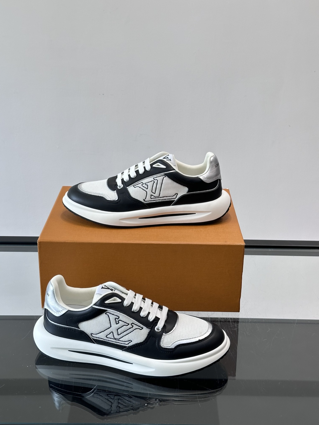 ​​👟LV男士休闲😎运动鞋，简约时尚，优质牛皮+网布拼接，透气又耐穿！鞋侧LV标志超有辨识度，厚底设计穿
