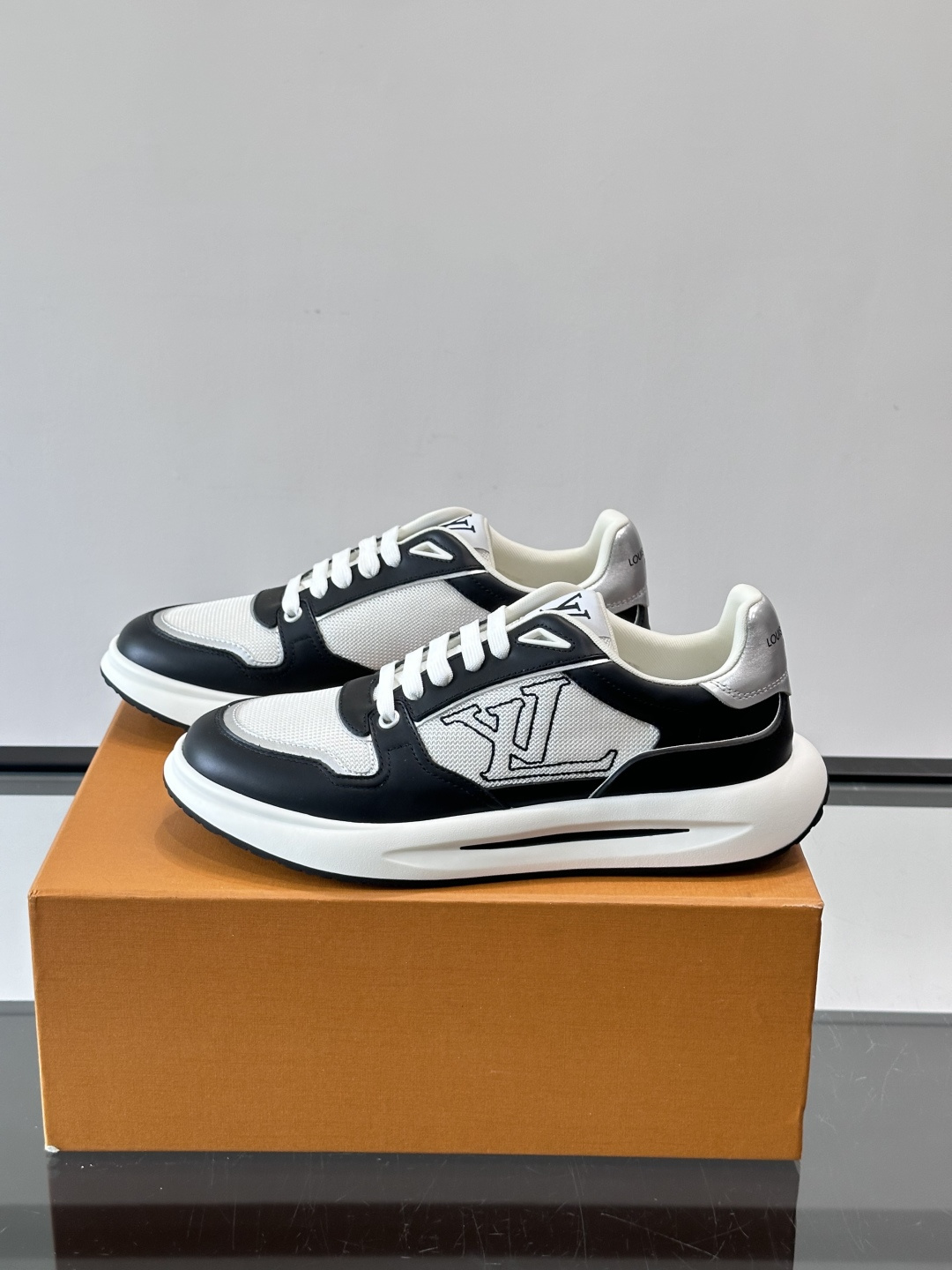 ​​👟LV男士休闲😎运动鞋，简约时尚，优质牛皮+网布拼接，透气又耐穿！鞋侧LV标志超有辨识度，厚底设计穿