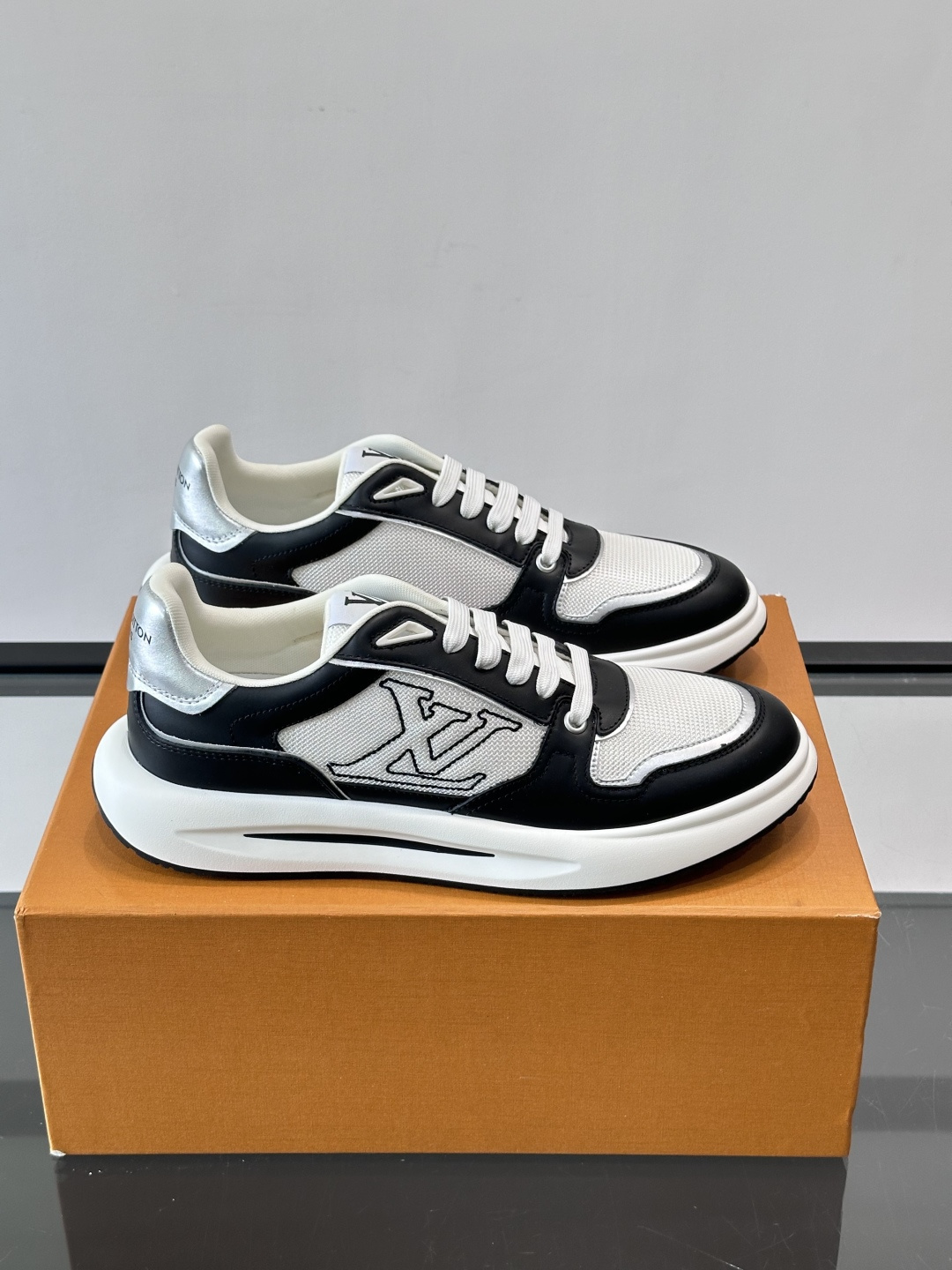 ​​👟LV男士休闲😎运动鞋，简约时尚，优质牛皮+网布拼接，透气又耐穿！鞋侧LV标志超有辨识度，厚底设计穿