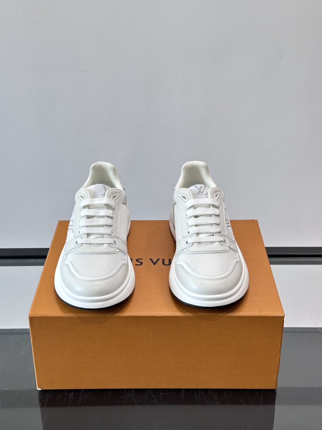 ​​👟LV男士休闲😎运动鞋，简约时尚，优质牛皮+网布拼接，透气又耐穿！鞋侧LV标志超有辨识度，厚底设计穿