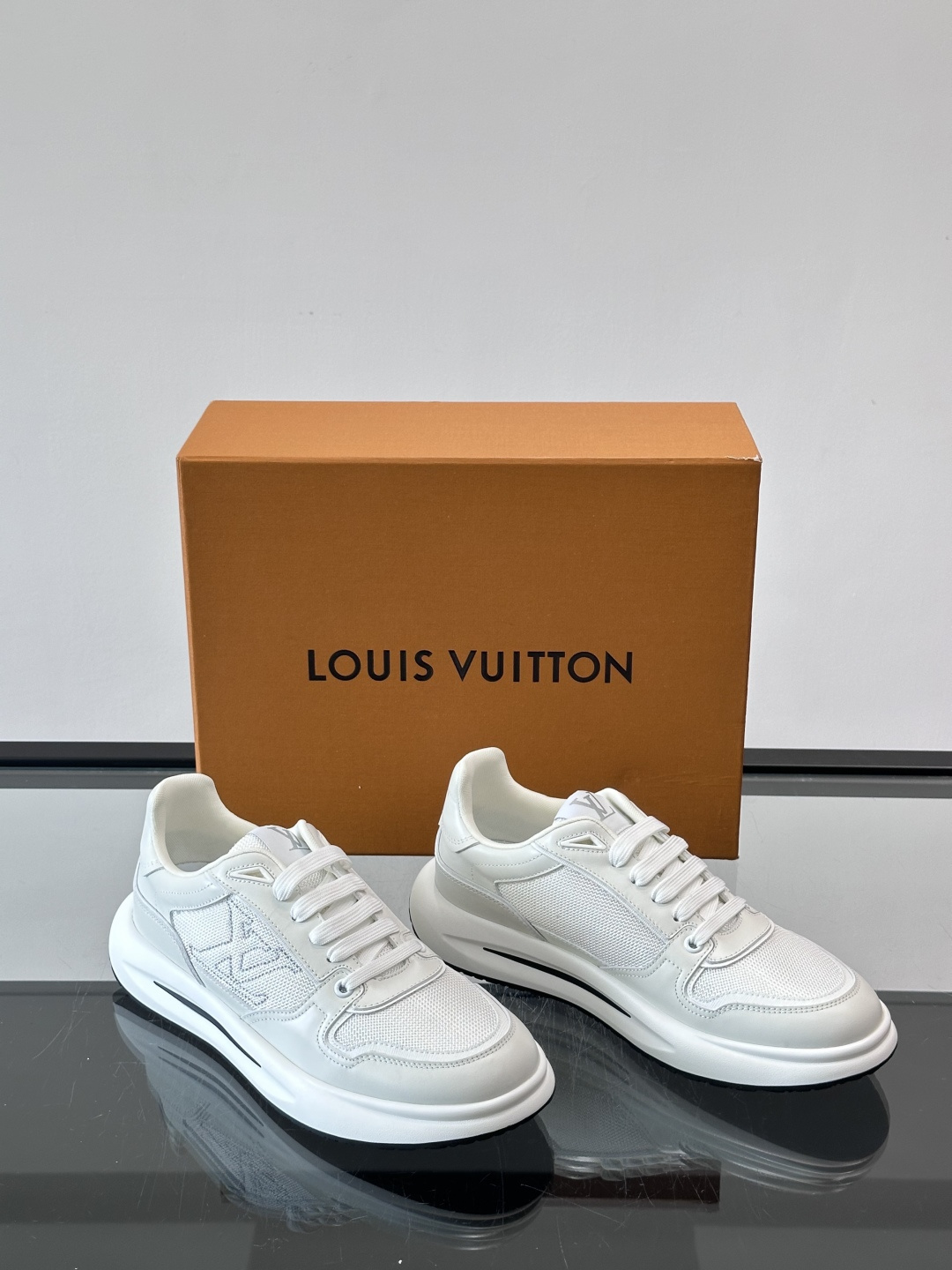 ​​👟LV男士休闲😎运动鞋，简约时尚，优质牛皮+网布拼接，透气又耐穿！鞋侧LV标志超有辨识度，厚底设计穿