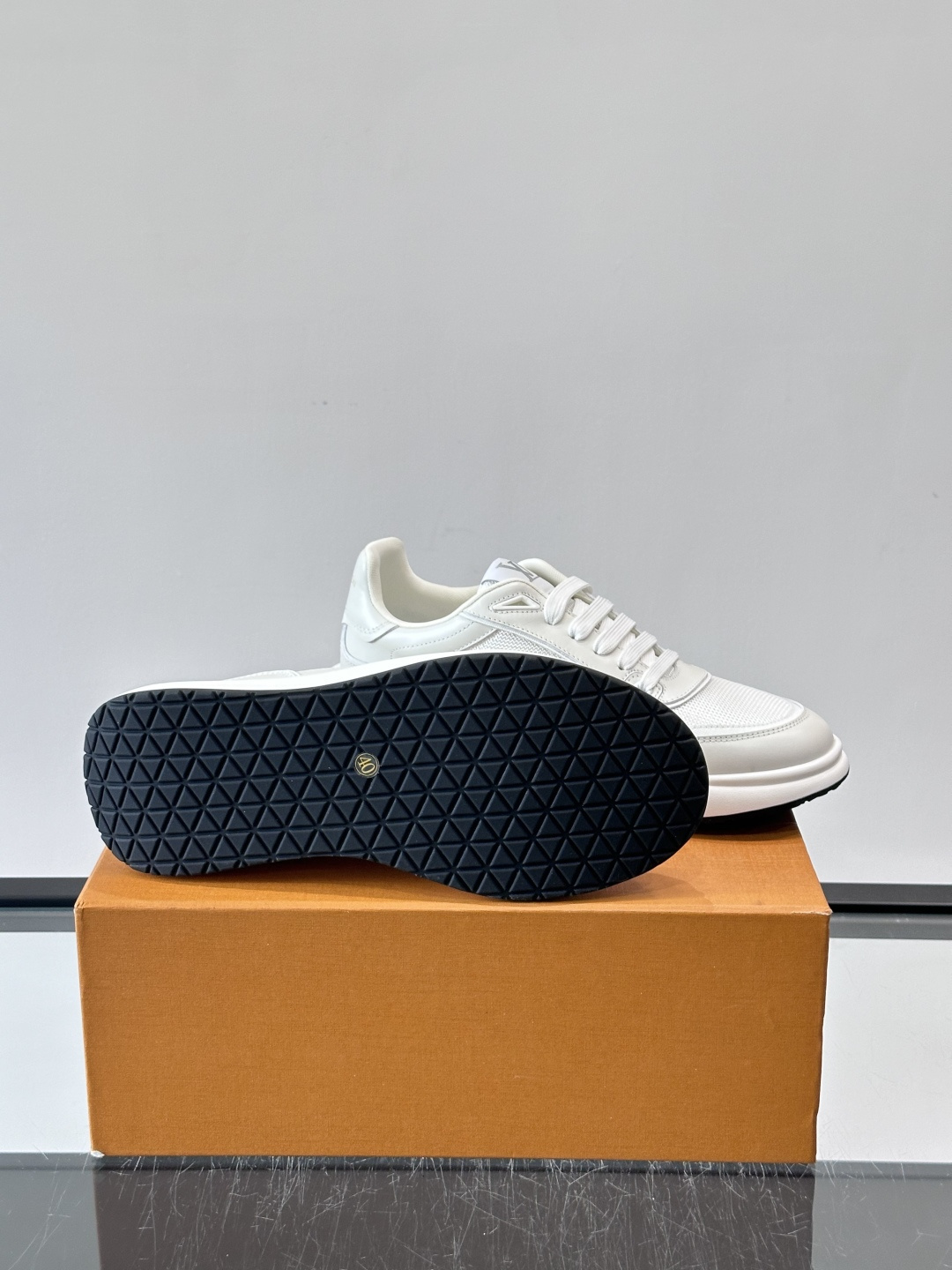 ​​👟LV男士休闲😎运动鞋，简约时尚，优质牛皮+网布拼接，透气又耐穿！鞋侧LV标志超有辨识度，厚底设计穿