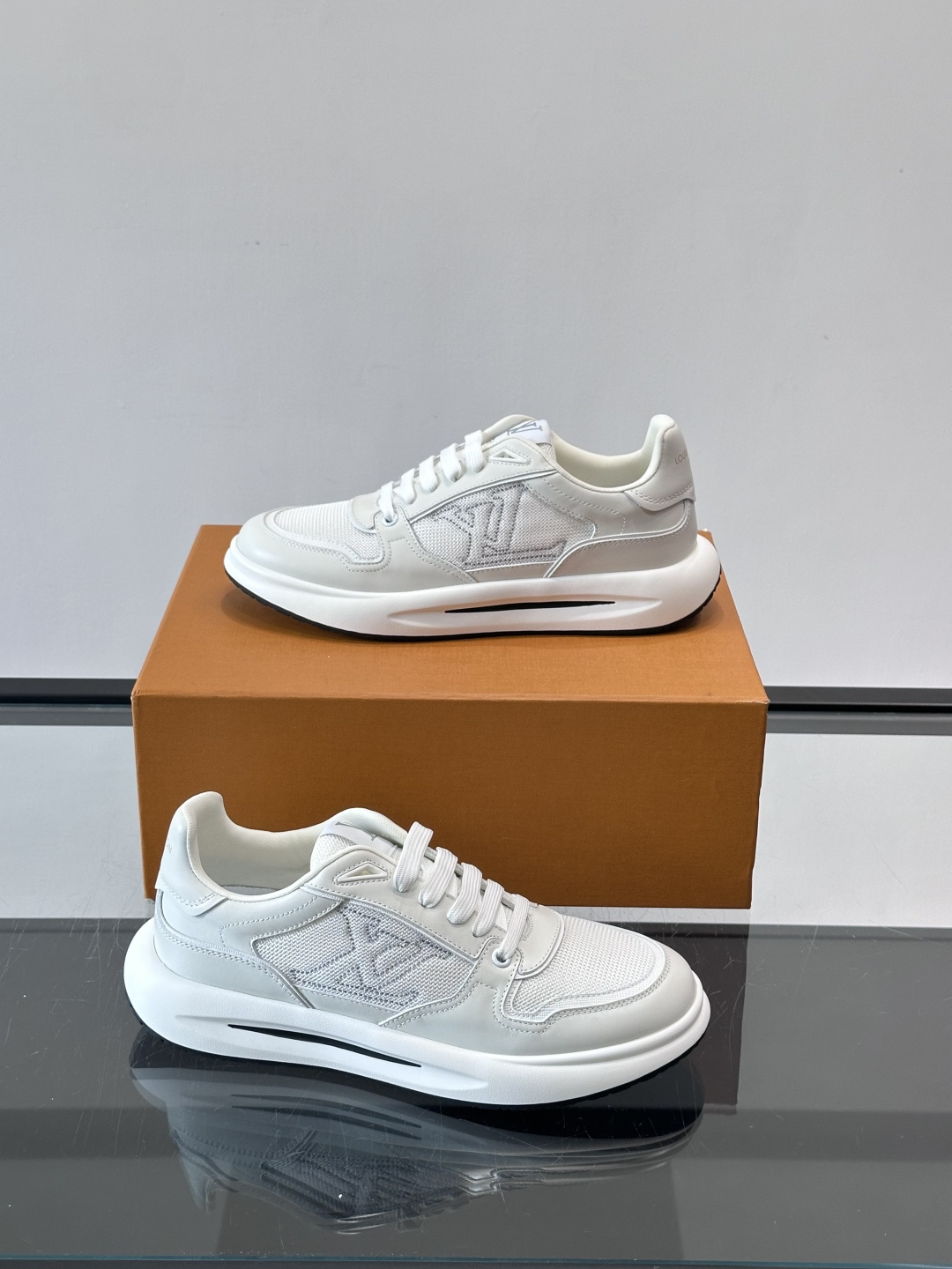 ​​👟LV男士休闲😎运动鞋，简约时尚，优质牛皮+网布拼接，透气又耐穿！鞋侧LV标志超有辨识度，厚底设计穿