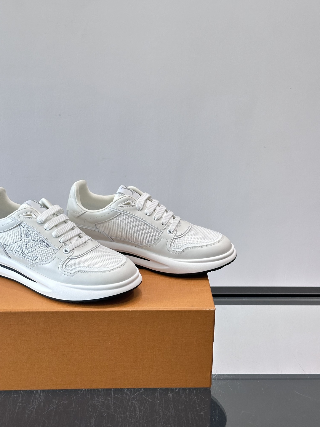 ​​👟LV男士休闲😎运动鞋，简约时尚，优质牛皮+网布拼接，透气又耐穿！鞋侧LV标志超有辨识度，厚底设计穿