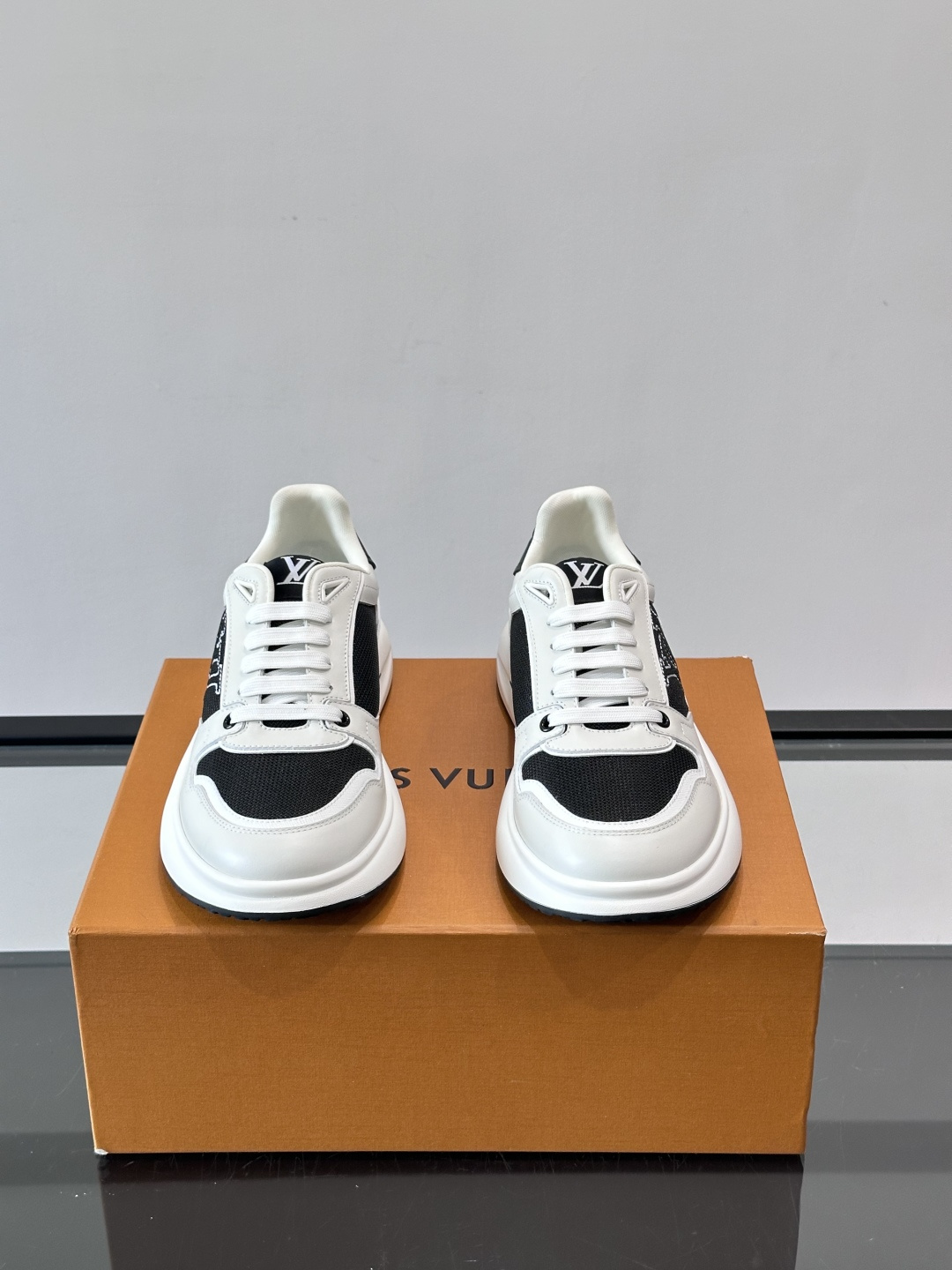 ​​👟LV男士休闲😎运动鞋，简约时尚，优质牛皮+网布拼接，透气又耐穿！鞋侧LV标志超有辨识度，厚底设计穿
