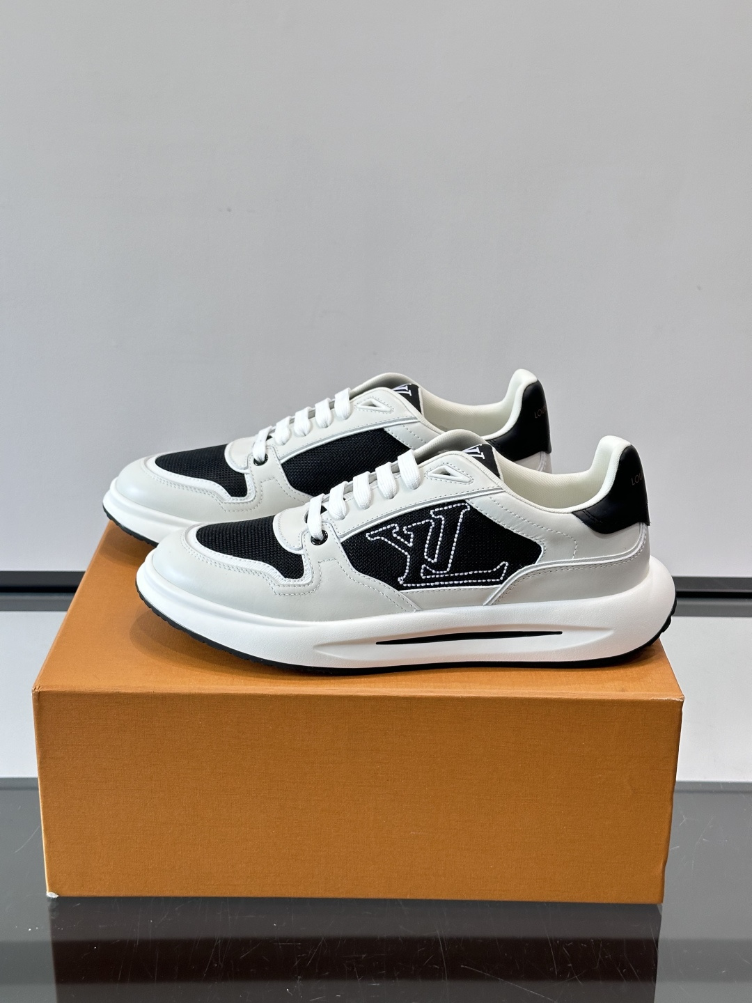 ​​👟LV男士休闲😎运动鞋，简约时尚，优质牛皮+网布拼接，透气又耐穿！鞋侧LV标志超有辨识度，厚底设计穿