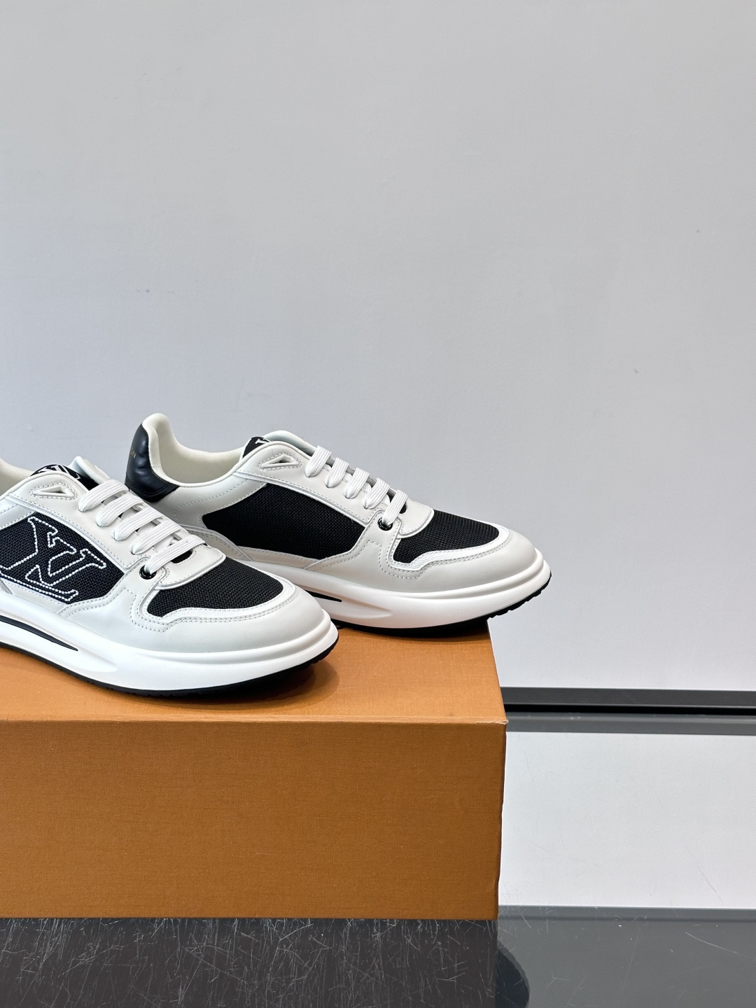 ​​👟LV男士休闲😎运动鞋，简约时尚，优质牛皮+网布拼接，透气又耐穿！鞋侧LV标志超有辨识度，厚底设计穿