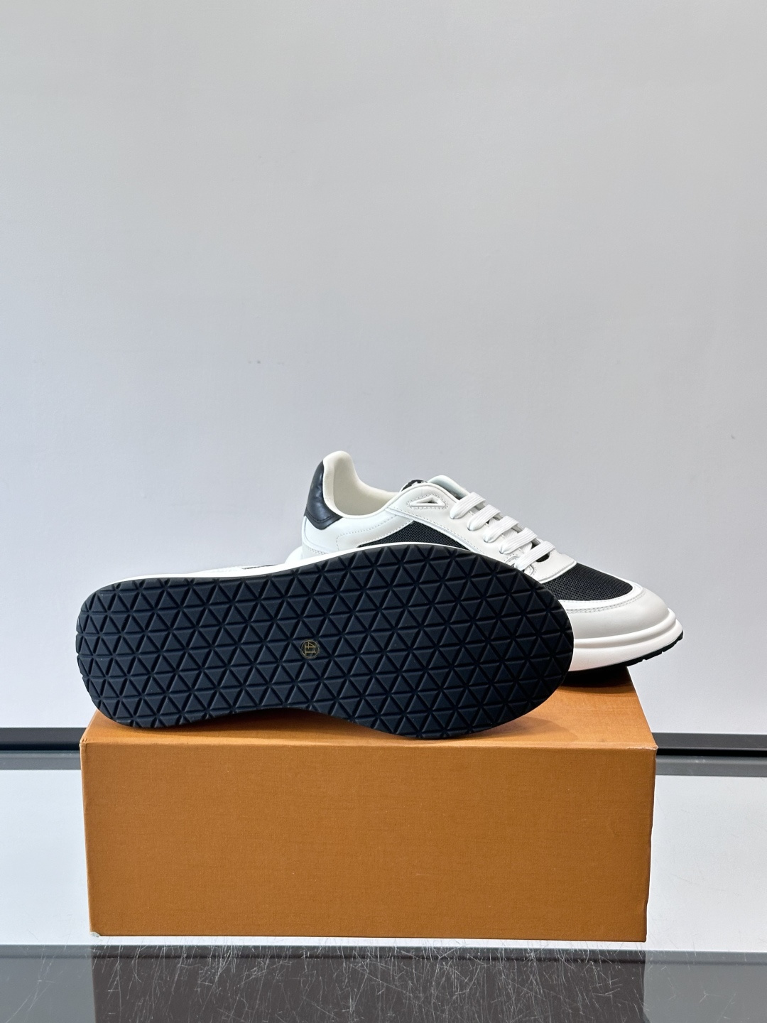​​👟LV男士休闲😎运动鞋，简约时尚，优质牛皮+网布拼接，透气又耐穿！鞋侧LV标志超有辨识度，厚底设计穿