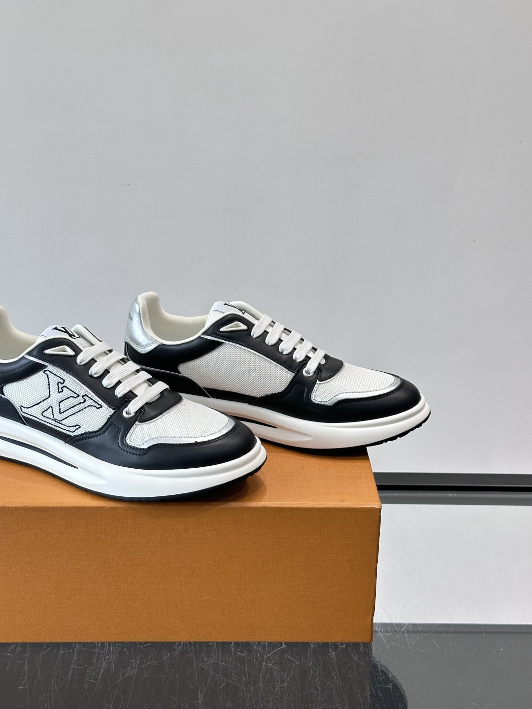 ​​👟LV男士休闲😎运动鞋，简约时尚，优质牛皮+网布拼接，透气又耐穿！鞋侧LV标志超有辨识度，厚底设计穿
