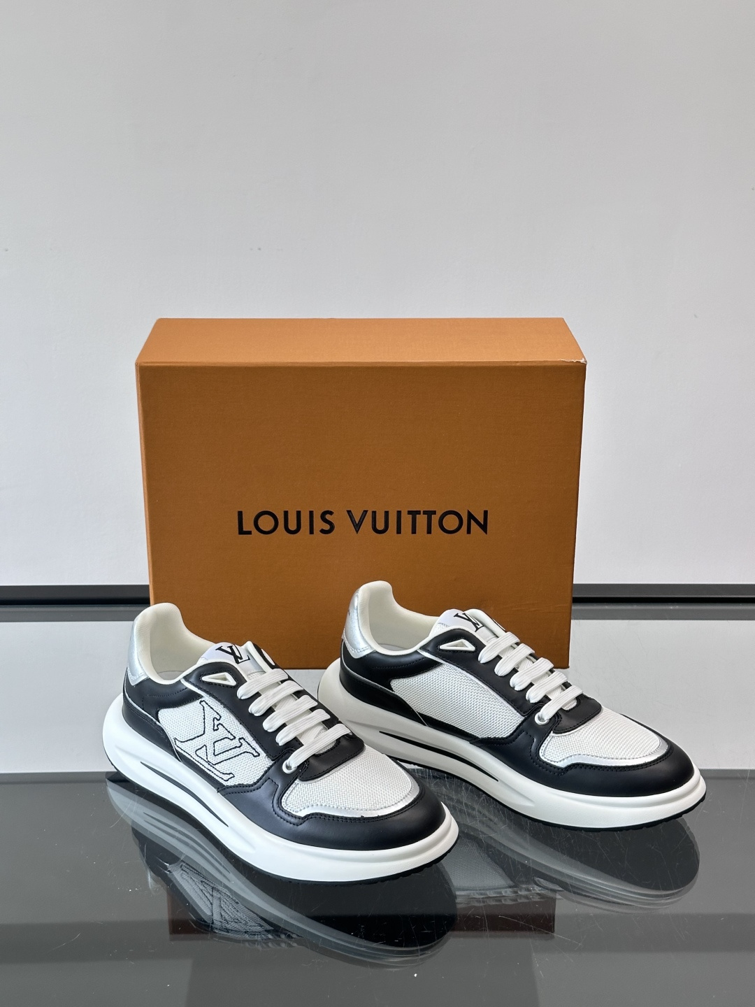 ​​👟LV男士休闲😎运动鞋，简约时尚，优质牛皮+网布拼接，透气又耐穿！鞋侧LV标志超有辨识度，厚底设计穿