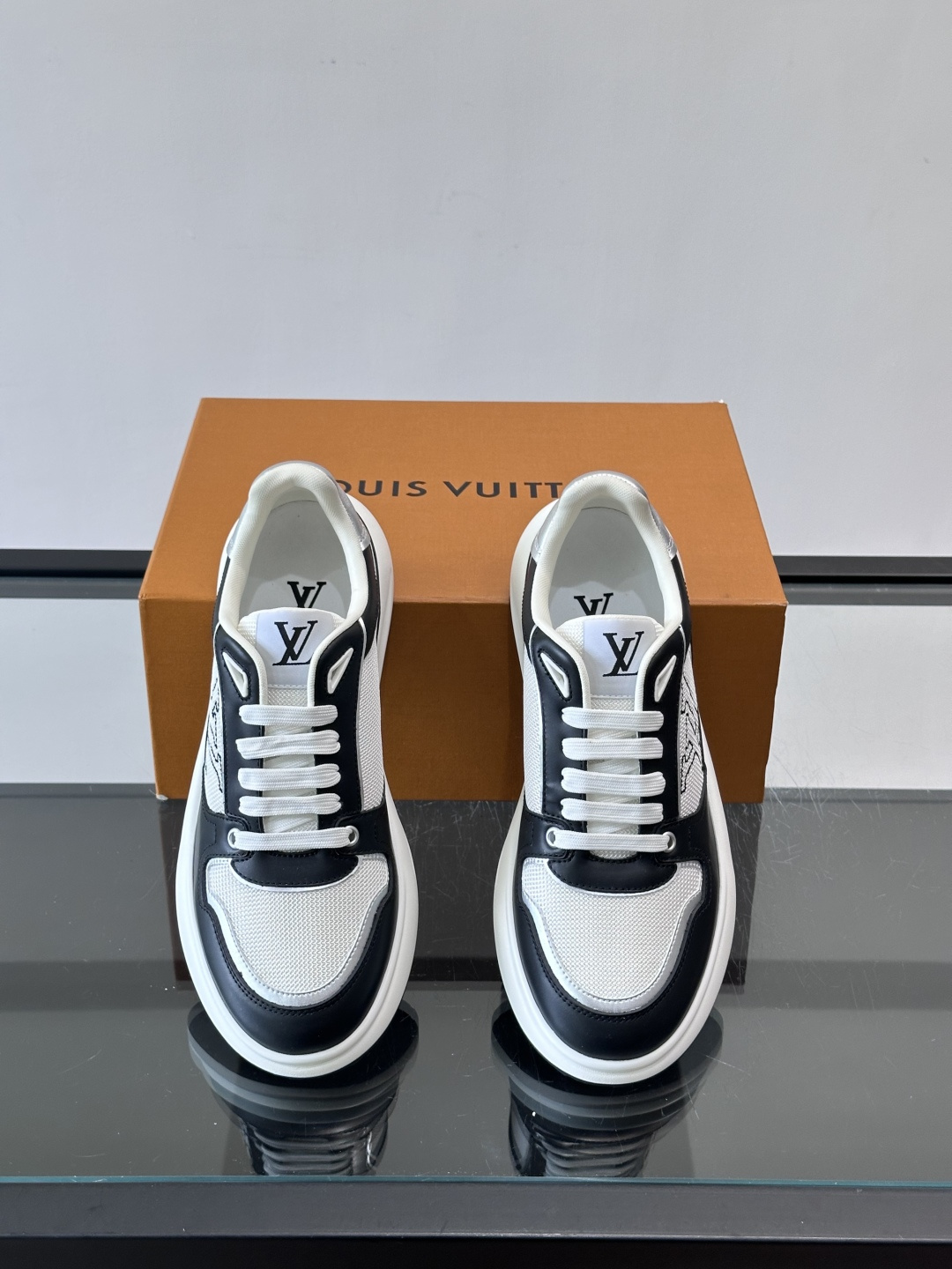 ​​👟LV男士休闲😎运动鞋，简约时尚，优质牛皮+网布拼接，透气又耐穿！鞋侧LV标志超有辨识度，厚底设计穿