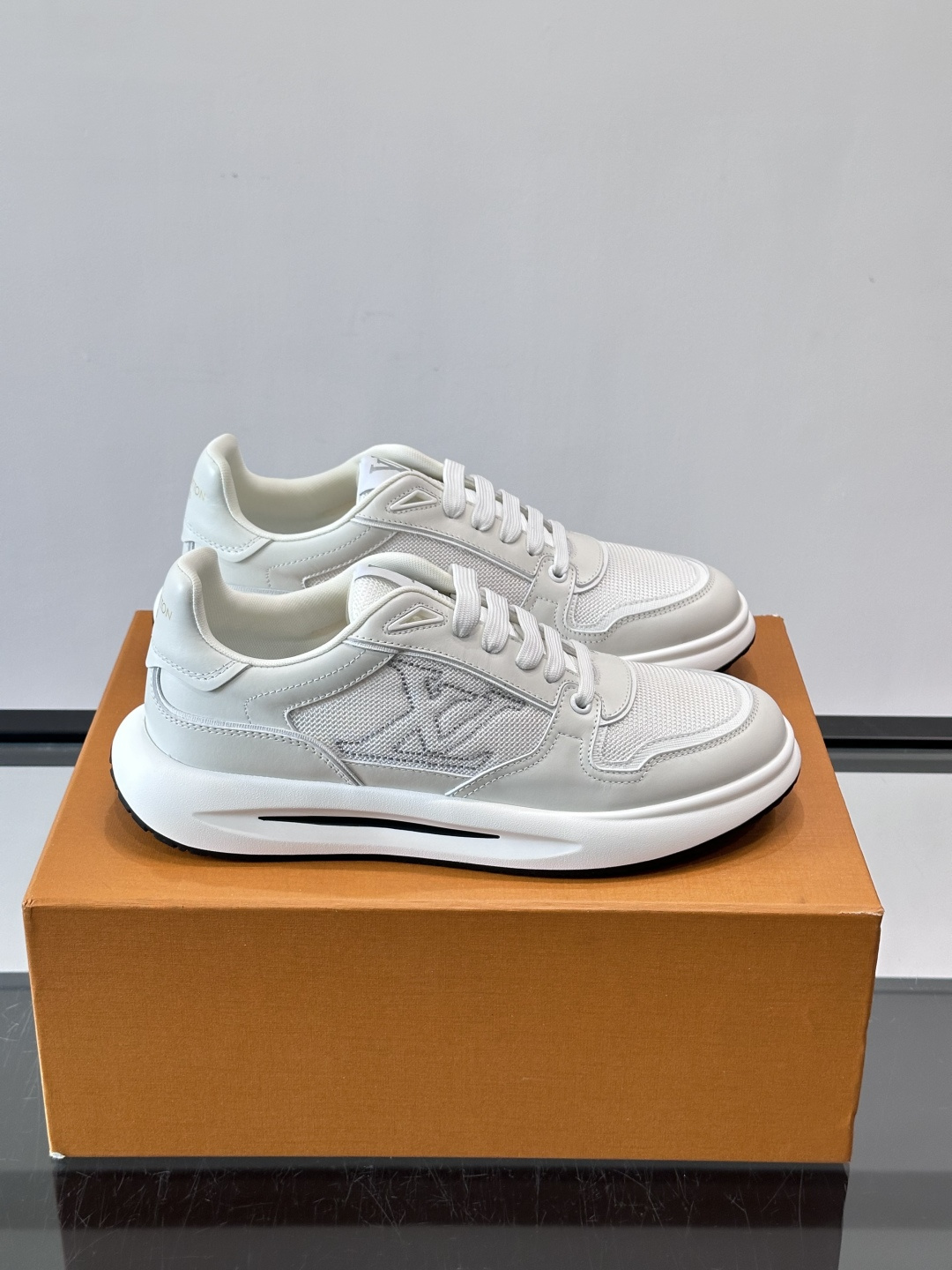 ​​👟LV男士休闲😎运动鞋，简约时尚，优质牛皮+网布拼接，透气又耐穿！鞋侧LV标志超有辨识度，厚底设计穿
