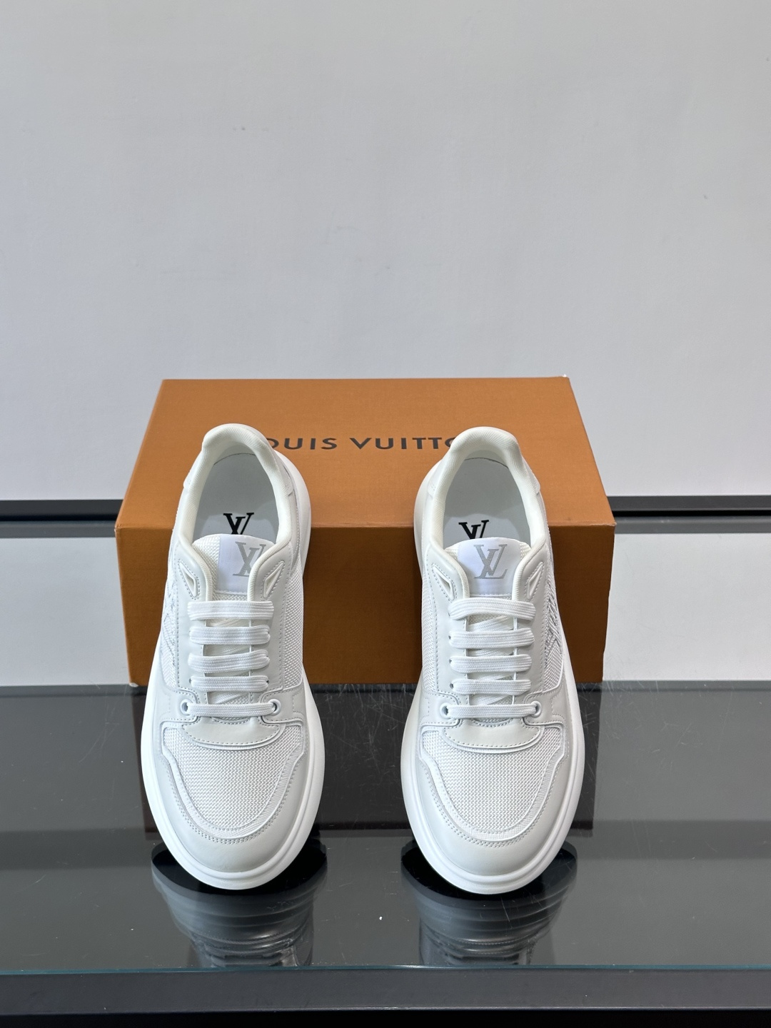 ​​👟LV男士休闲😎运动鞋，简约时尚，优质牛皮+网布拼接，透气又耐穿！鞋侧LV标志超有辨识度，厚底设计穿