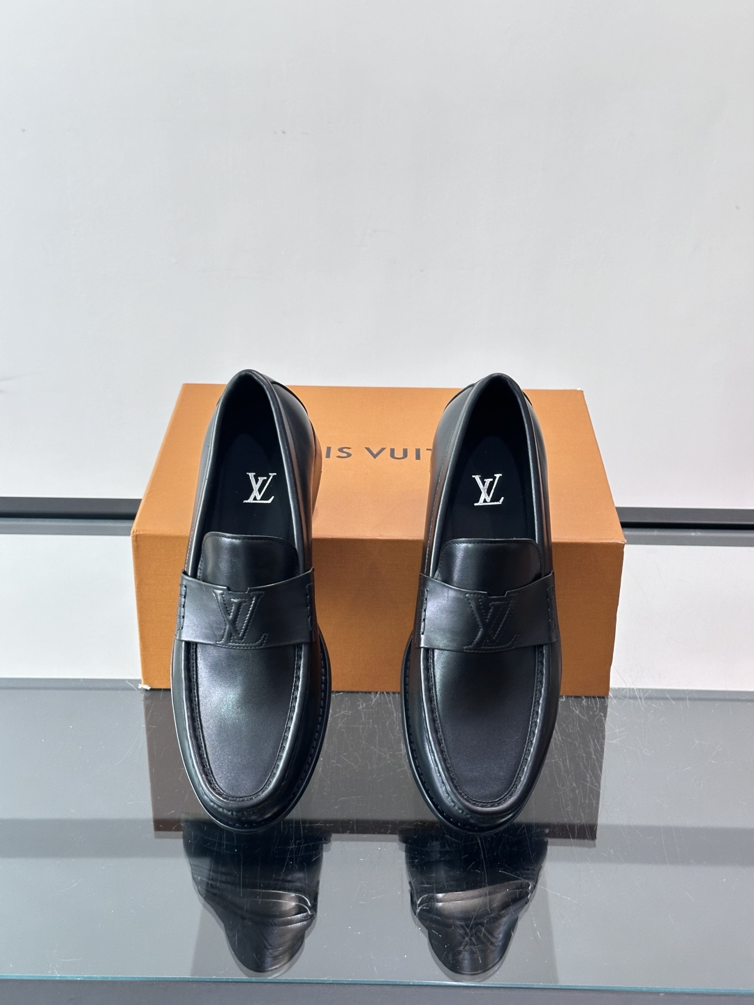 ◾️▫️L.v~高端男士正装休闲皮鞋，经典款，高端大气，进口牛皮打造，小牛皮透气内里，真皮大底，顶级品质