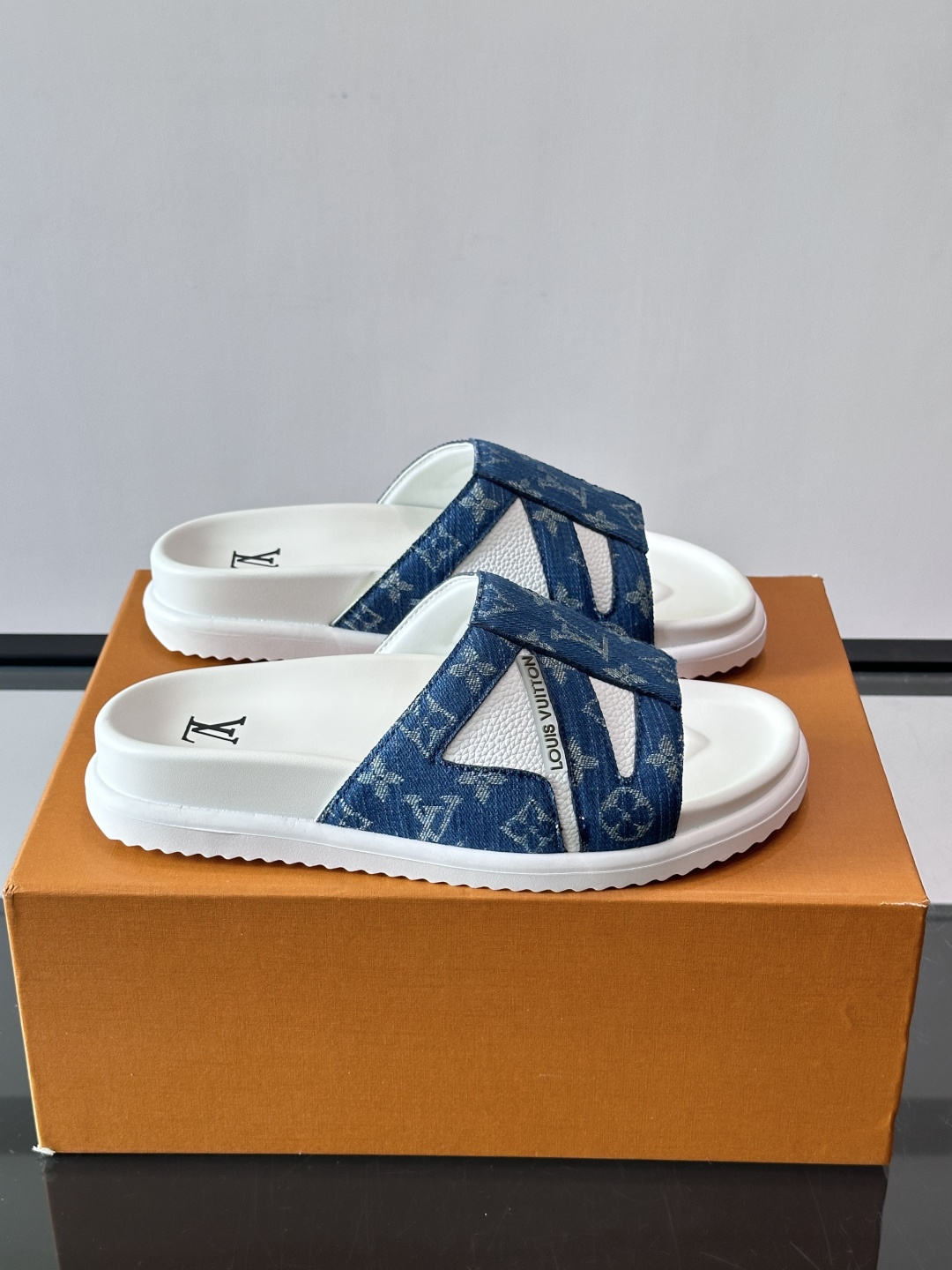 💙LV 拖鞋采用经典Monogram丹宁布+橡胶鞋底，简约又有辨识度✨。开放式鞋面设计，夏天穿超透气，轻
